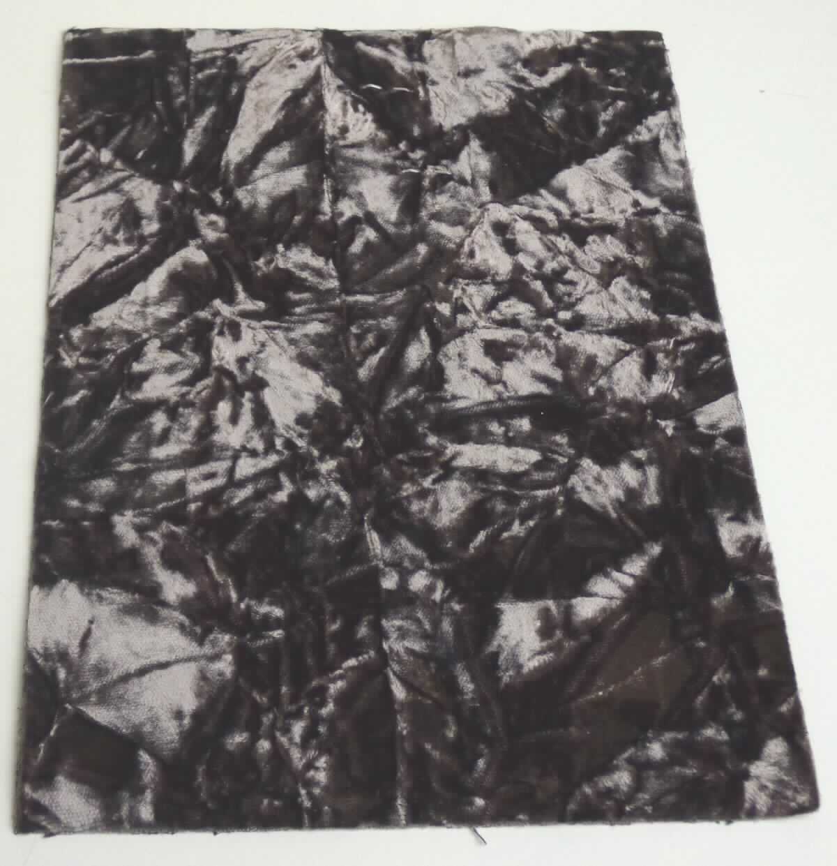 Textillaminat, sog. Obermaterial zur Schuhherstellung, Foto siehe Anlage,
- als Meterware, mit einer Breite von laut Antrag 108 cm,
- laut Untersuchungsergebnis:
-- aus zwei mit ihrer ganzen Fläche aufeinander liegenden und so miteinander durch Kleben verbundenen Lagen: 
--- mit einer Oberlage (Schauseite):
---- aus einem aufgeschnittenen und geprägten Samtgewebe (Kettsamt) aus Chemiefasern,
--- mit einer Unterlage:
---- aus einem buntgewebten Gewebe,
- das die Schauseite bildende Samtgewebe verleiht der Ware insbesondere im Hinblick auf die Verwendung als
  Obermaterial für Schuhe ihren wesentlichen Charakter.

"Samt, gewebt, keine Ware der Position 5802 oder 5806, aus Chemiefasern, Kettsamt"