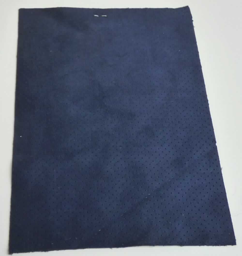 Textillaminat, sog. Obermaterial zur Schuhherstellung, Foto siehe Anlage,
- als Meterware, mit einer Breite von laut Antrag 140 cm,
- laut Untersuchungsergebnis:
-- aus zwei mit ihrer ganzen Fläche aufeinander liegenden und so miteinander durch Kleben verbundenen Lagen: 
--- mit einer Oberlage (Schauseite): 
---- aus einem geschmirgelten und musterbildend mit Kunststoff bedruckten Kettengewirke aus synthetischen 
     Chemiefasern (laut Antrag Polyester),
---- keine Elastomergarne oder Kautschukfäden enthaltend,
--- mit einer Unterlage:
---- aus einem einfarbigen Kuliergewirke aus synthetischen Chemiefasern,
- das die Schauseite bildende Kettengewirke verleiht der Ware insbesondere im Hinblick auf die Verwendung als
  Obermaterial für Schuhe ihren wesentlichen Charakter.
 
"Kettengewirke, anderes als solche der Positionen 6001 bis 6004, aus synthetischen Chemiefasern, anderes 
 als in der Unterposition 6005 35 genannte, bedruckt"