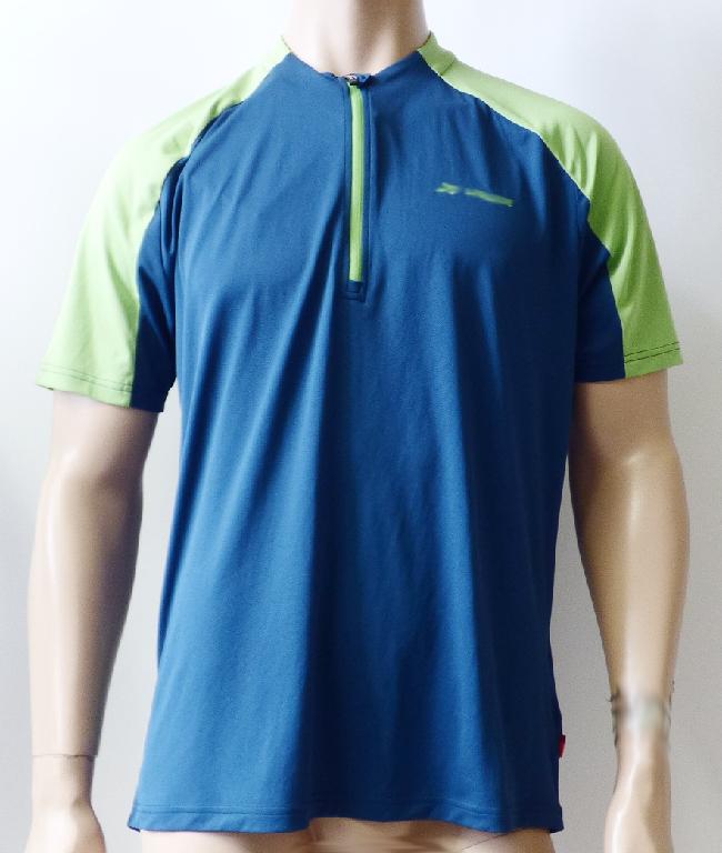 Oberteil, sog. Half-Zip T-Shirt, Größe 52/L, Foto siehe Anlage,
- aus ca. 0,4 mm dicken, verschiedenen einfarbigen Gewirken aus laut Antrag 100 % Polyester (synthe-
  tische Chemiefasern),
- über die Taille reichend (Rückenlänge: ca. 74 cm),
- mit einem schmalen Stehkragen (somit weder eine Ware der Position 6109 noch ein pulloverähnliches
  Kleidungsstück),
- vorn mit einer nicht durchgehenden Öffnung mit Reißverschluss; am Kragenrand mit einer kurzen Über-
  lappung von links über rechts,
- mit kurzen Ärmeln,
- seitlich mit einer eingesetzten Tasche mit Reißverschluss unterhalb der Taille (somit keine Ware der
  Position 6105),
- am unteren Rand durch Umschlagen und Festnähen gesäumt.

"Kleidung, andere als in den Positionen 6101 bis 6113 genannte, aus Gewirken, aus Chemiefasern"