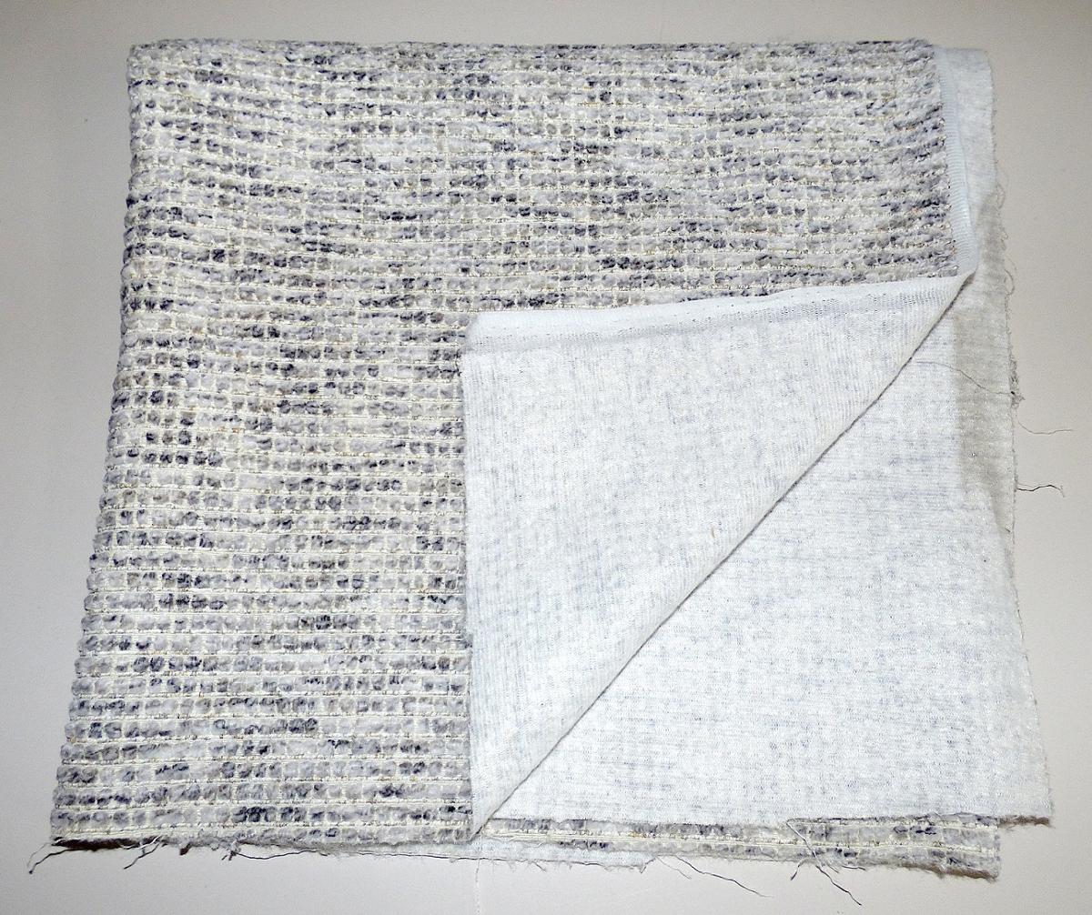 Textillaminat, Foto siehe Anlage,
- als Meterware, mit einer Breite von laut Antrag 142 cm,
- aus zwei mit ihrer ganzen Fläche aufeinander liegenden und so durch Kleben miteinander
  verbundenen Lagen:
-- mit einer Oberlage (Schauseite):
--- aus einem Chenillegewebe, 
---- aus Chenillegarnen und anderen Garnen; beide aus synthetischen Chemiefasern (laut Antrag
     Polyester),
---- mit samtartiger Oberfläche,
-- mit einer Unterlage:
--- aus einem Kuliergewirke,
--- aus synthetischen Chemiefasern (laut Antrag Polyester),
- das die Schauseite bildende Chenillegewebe verleiht der Ware insbesondere im Hinblick auf die
  Bedeutung in Bezug auf die Verwendung ihren wesentlichen Charakter.

"Chenillegewebe, keine Ware der Positionen 5802 oder 5806, aus Chemiefasern"
