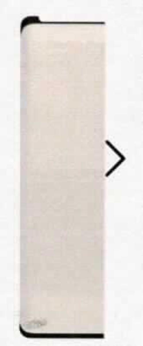 Warenzusammenstellung bestehend aus vorgespanntem Einschichten-Sicherheitsglas (Displayschutzglas), einem Reinigungstuch aus Spinnstoffen, einem Schwamm aus Schaumkunststoff und zwei Kunststoffrahmen, sog. Clearly Protected Alpha Glass Samsung Next Gen (VPN: 77-58283), Foto siehe Anlage,
- ein Warenmuster wurde nicht vorgelegt, die Einreihung erfolgt aufgrund der Antragsangaben,
- in Aufmachung für den Einzelverkauf,
- zur Befriedigung eines speziellen Bedarfs zusammengestellt (Displayschutz eines Mobiltelefons),
- vorgespanntes Einschichten-Sicherheitsglas (Displayschutzglas):
- - selbsthaftendes Displayschutzglas mit abgerundeten Ecken und einer Aussparung am oberen Rand,
- - aus transparentem, vorgespanntem Einschichten-Sicherheitsglas,
- - einseitig beschichtet,
- - einseitig mit einer abziehbaren Schutzfolie versehen,
- - für Displays mit einer Größe von 14,7 cm,
- Reinigungstuch aus Spinnstoffen:
- - aus Gewirken; mit gezackten Rändern,
- Schwamm:
- - flach, aus geschäumtem Kunststoff,
- Kunststoffrahmen:
- - zwei Formstücke aus Hartkunststoff zum Aufschieben auf den oberen und unteren Rand des Mobiltelefons,
- - - sollen das Fixieren des Displayschutzglases auf dem Display des Mobiltelefons erleichtern,
- nach dem Umfang und der Bedeutung in Bezug auf die Verwendung verleiht das vorgespannte Einschichten-
  Sicherheitsglas (Displayschutzglas) der Warenzusammenstellung den wesentlichen Charakter.

"Vorgespanntes Einschichten-Sicherheitsglas, anderes als in den Unterpositionen 7007 1110 bis 7007 1920 
 genannte, anderes als von den TARIC-Codes 7007 1980 12 bis 7007 1980 85 erfasste"