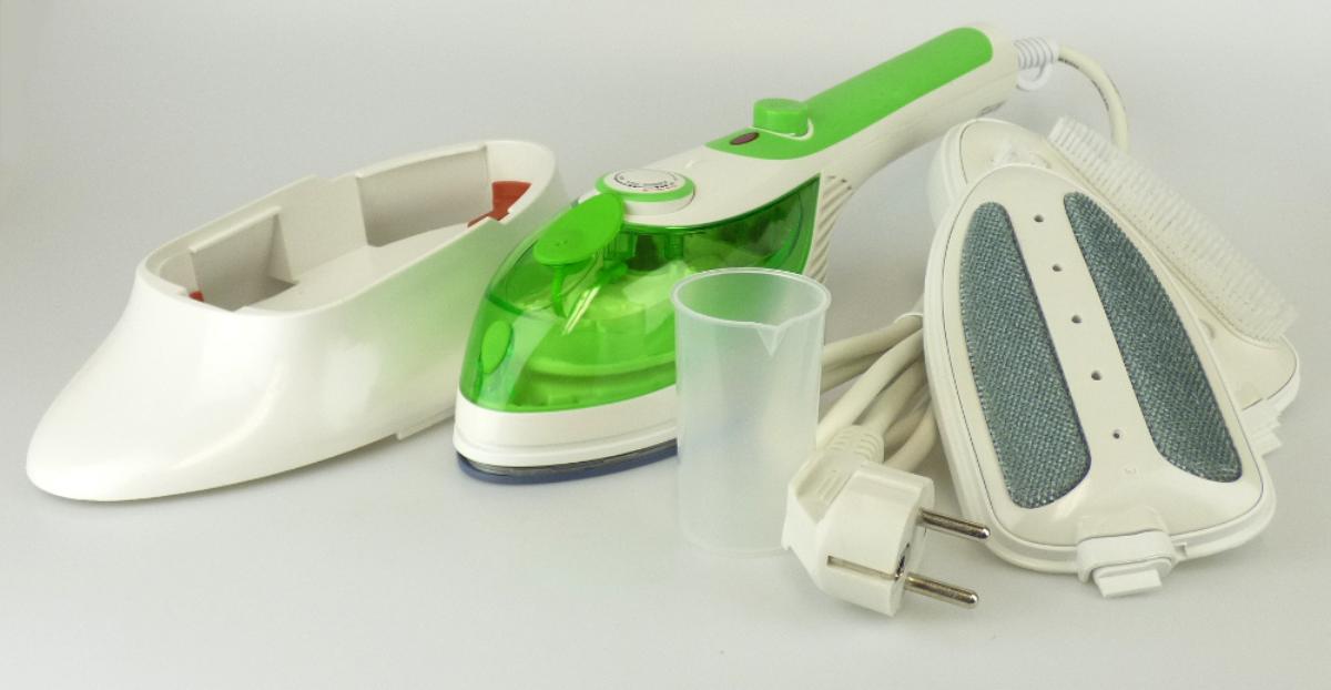 Tectro Dampfbürste 4 in 1 SB 171, Artikel: 13647902 (Abbildung s. Anlage),
- aus einem Kunststoffgehäuse mit einer Bügelsohle mit Dampfaustrittsöffnung an der
  Unterseite, abnehmbarem Wassertank mit Einfüllöffnung und Verschlusskappe, elektrischer
  Heizvorrichtung mit Temperaturregelung, Handgriff mit Dampfstoßtaste, Kontrollleuchte und
  Netzkabel sowie einer Textil- und Fusselbürste, 
- mit einer Leistung von 1000 Watt und einer Spannung von 220 - 240 Volt,
- zur Verwendung im Haushalt zum Bügeln und Dampfglätten von Heimtextilien,
- zusammen mit Beipack (Messbecher, Abstellsockel, Bedienungsanleitung) in einer gemein-
  samen Verkaufsumschließung.
Die Dampfbürste bestimmt den Charakter des Ganzen.

"Elektrisches Dampfbügeleisen - Dampfbürste, in Warenzusammenstellung in Aufmachung für
 den Einzelverkauf mit nicht charakterbestimmendem Beipack"