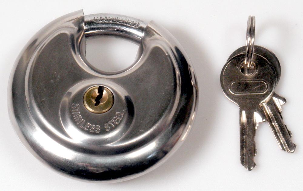 Es handelt sich um mit Schlüssel zu betätigende, aus unedlen Metallen gefertigte Vorhängeschlösser mit einem Gehäuse mit kreisrundem Umriss, das eine annähernd U-förmige Aussparung aufweist, die durch einen leicht gebogenen Sperrbügel verschlossen wird.
Jeweils ein Vorhängeschloss und zwei dazugehörende Schlüssel befinden sich in einer Blisterverpackung mit Pappeinleger.
Durchmesser: 70 mm; Höhe: 23 mm.
- Antragstellerangaben -

Abbildung siehe Anlage.

Derartige Erzeugnisse gehören als "Vorhängeschlösser (zum Schließen mit Schlüssel) aus unedlen Metallen" zum TARIC-Code 8301 1000 00.
