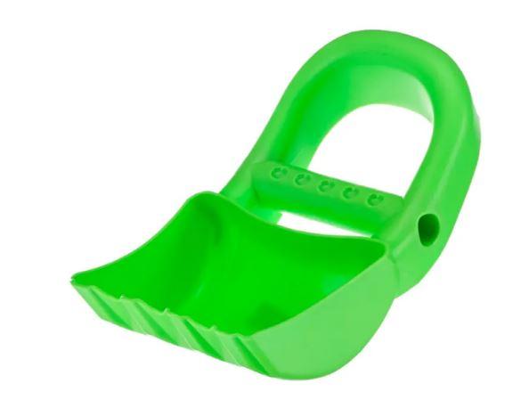 Bei dem durch Antragsangaben und eine Abbildung veranschaulichten Erzeugnis handelt es sich um Spielzeug in Form einer sog. "Handbaggerschaufel"
- aus Kunststoff gefertigt
- in den Abmessungen von ca. 25 x 15 x 10 cm
- der Form einer Baggerschaufel nachempfunden
- rückseitig mit einer Aussparung und einem Griff zum Halten in den Händen
- dazu bestimmt in der Art einer Schaufel zum Spielen z.B. im Sand verwendet zu werden
- dient der spielerischen Unterhaltung von Kindern
- für den Einzelverkauf aufgemacht.

Derartige Erzeugnisse sind zolltarifrechtlich als "anderes Spielzeug als von den 
Unterpositionen (KN) 9503 0010 bis 9503 0087 erfasst, aus Kunststoff, nicht von 
den TARIC-Codes 9503 0095 10 bis 9503 0095 40 erfasst" einzureihen.