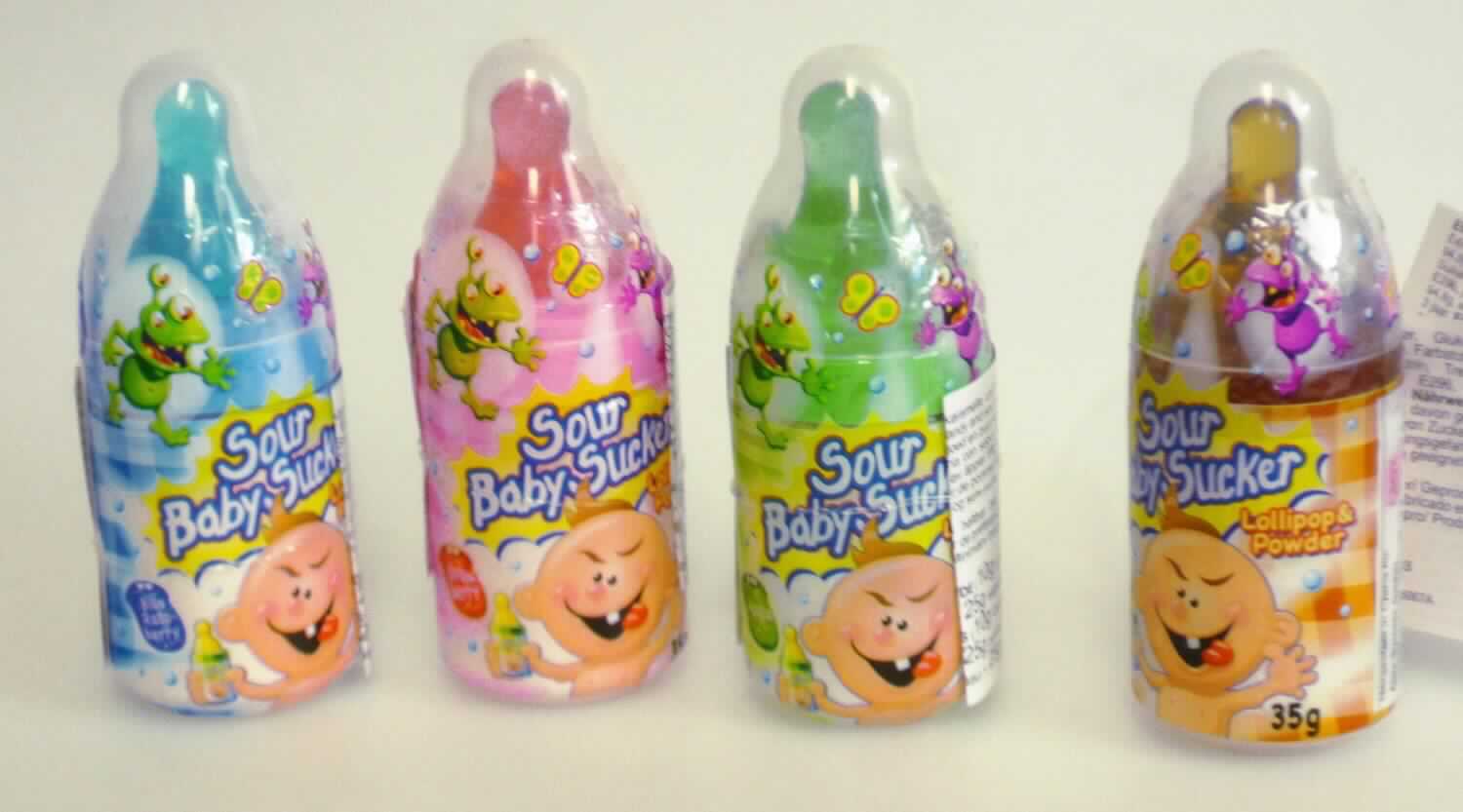 Andere Zuckerware; Schleckpulver mit Hartkaramelllutscher

Bei der vorgelegten Ware handelt es sich um eine Hartkaramelle (10 g) in Form eines Babyflaschensaugers und einem sauren Schleckpulver (25 g), zusammen verpackt in einer stilisierten Babyflasche aus Kunststoff. Das Kunststoffbehältnis ist mit einer bunt bedruckten Banderole und angeklebtem Etikett versehen. Die Ware wird in den Geschmacksrichtungen Apfel, Cola, Erdbeere und Himbeere gehandelt.

Vom Antragsteller wurden folgende Angaben hinsichtlich des Meursing-Zusatzcodes gemacht, die als zutreffend unterstellt werden:
Milchfett: 0 bis weniger als 1,5 GHT;
Milchprotein: 0 bis weniger als 2,5 GHT;
Stärke/Glucose: 50 bis weniger als 75 GHT;
Saccharose/Invertzucker/Isoglucose: 5 bis weniger als 30 GHT.

Zolltariflich handelt es sich um eine für den Einzelverkauf aufgemachte Warenzusammenstellung aus Schleckpulver und einer Hartkaramelle, deren Charakter gewichtsmäßig durch das Sckleckpulver bestimmt wird. Die gesamte Ware ist als andere Zuckerware ohne Kakaogehalt in die Unterposition 1704 9099 der Kombinierten Nomenklatur einzureihen.