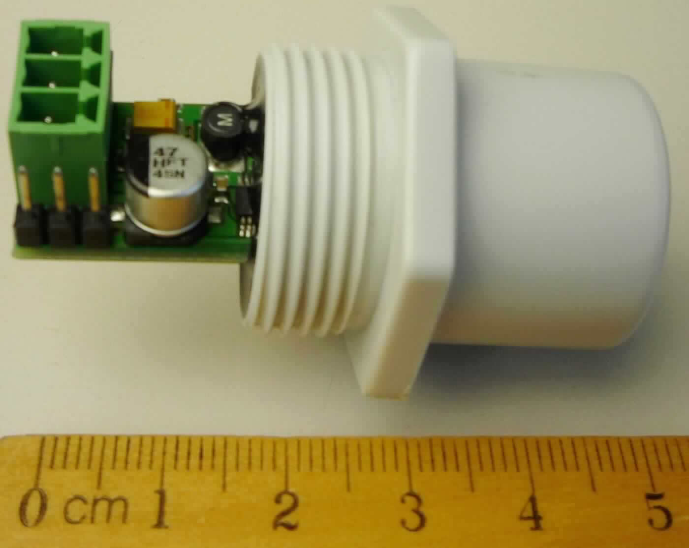 So genannter Gasmessfühler, im Wesentlichen bestehend aus einem zylinderförmigen Kunststoffgehäuse (D x H: 24 x 22 mm) mit einem elektrochemischen Sensorelement mit Messverstärker an der Oberseite. An der Unterseite des Gehäuses befindet sich ein Gewinde  zum Einbau in ein Gehäuse (nicht Gegenstand dieser vZTA-Entscheidung) oder zum anderweitigen Einbau, eine Platine (B x L: 15 x 19 mm) mit diversen Bauelementen und einem Anschlussstück für ein analoges (4 bis 20 mA) oder digitales Ausgangssignal. Das Gerät verfügt über eine interne Funktionsüberwachung, eine integrierte Spannungsversorgung und ein Modul mit µController, welches aus dem Messsignal des Sensors ein lineares Signal berechnet; zudem werden die relevanten Messwerte und Daten des Sensorelementes abgespeichert. 

Zur äußeren Form siehe Bild im Anhang.

Das Gerät dient der temperaturkompensierten Messung der Konzentration verschiedener (toxischer) Gase in der Umgebungsluft.

Die Ware wird als "Gerät für physikalische Untersuchungen, für Gase, elektronisch" eingereiht.