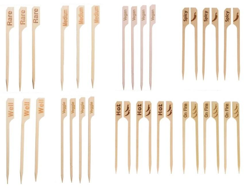 Bambus-Steak-Marker (beispielhafte Abbildung siehe Anlage),
- in Form von Stäbchen aus Bambus (laut Antrag), einseitig angespitzt, auf der anderen
  Seite mit einer flaggenartigen Verbreiterung mit unterschiedlichen Bezeichnungen 
  (jeweils am Ende eingebrannt, z.B. "RARE"), jeweils mit einer Länge von ca. 9 cm,
- zu 100 Stück in einem Klarsichtbeutel verpackt,
- zur Verwendung als Fingerfoodspieße, zum Aufspießen von Lebensmitteln bei Tisch 
  oder in der Küche.

"Holzwaren zur Verwendung bei Tisch oder in der Küche, aus Bambus, weder Brot-
 bretter, Schneidebretter und ähnliche Bretter noch Essstäbchen; sog. Bambus-Steak-
 Marker"