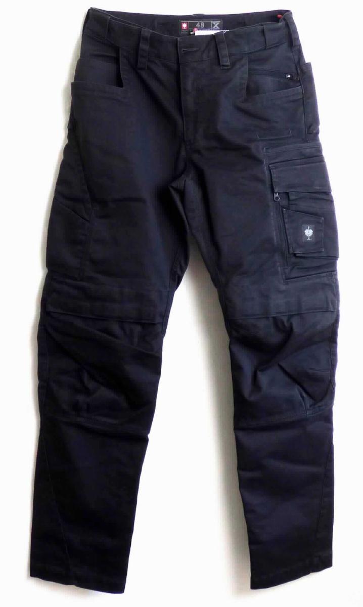 Lange Hose, sog. Bundhose e.s. motion ten, A3-Art. 6610140, Größe 48, Foto siehe Anlage,
- in einem Polybeutel verpackt,
- aus ca. 0,5 mm dicken, einfarbigen, strapazierfähigen Geweben aus laut Antrag 38 % Elastomultiester,
  16 % Polyamid (beides synthetische Chemiefasern) und 46 % Baumwolle,
- in der Taille abschließend, mit einem ca. 4,5 cm breiten, angesetzten, teilweise elastischen Bund mit Gürtel-
  schlaufen,
- vorn mit einer Öffnung mit Reißverschluss, verdeckt von einer Patte von links über rechts (Männerkleidung),
  die im Bund mit einem Knopf geschlossen wird,
- mit verschiedenen ein- und aufgesetzten Taschen,
- vorn im Bereich der Knie mit eingesetzten "Einschubtaschen" mit Patte und Klettverschluss,
- mit knöchellangen Hosenbeinen; an den Beinabschlüssen durch Umschlagen und Festnähen gesäumt, 
- lässt erkennen, dass sie dazu bestimmt ist, ausschließlich oder hauptsächlich zum (körperlichen oder 
  hygienischen) Schutz anderer Kleidungsstücke und/oder Personen bei Ausübung einer Gewerbe-, Berufs- 
  oder Haushaltstätigkeit getragen zu werden.

"Lange Hose, aus Geweben, für Männer, aus synthetischen Chemiefasern, Arbeits- und Berufskleidung"