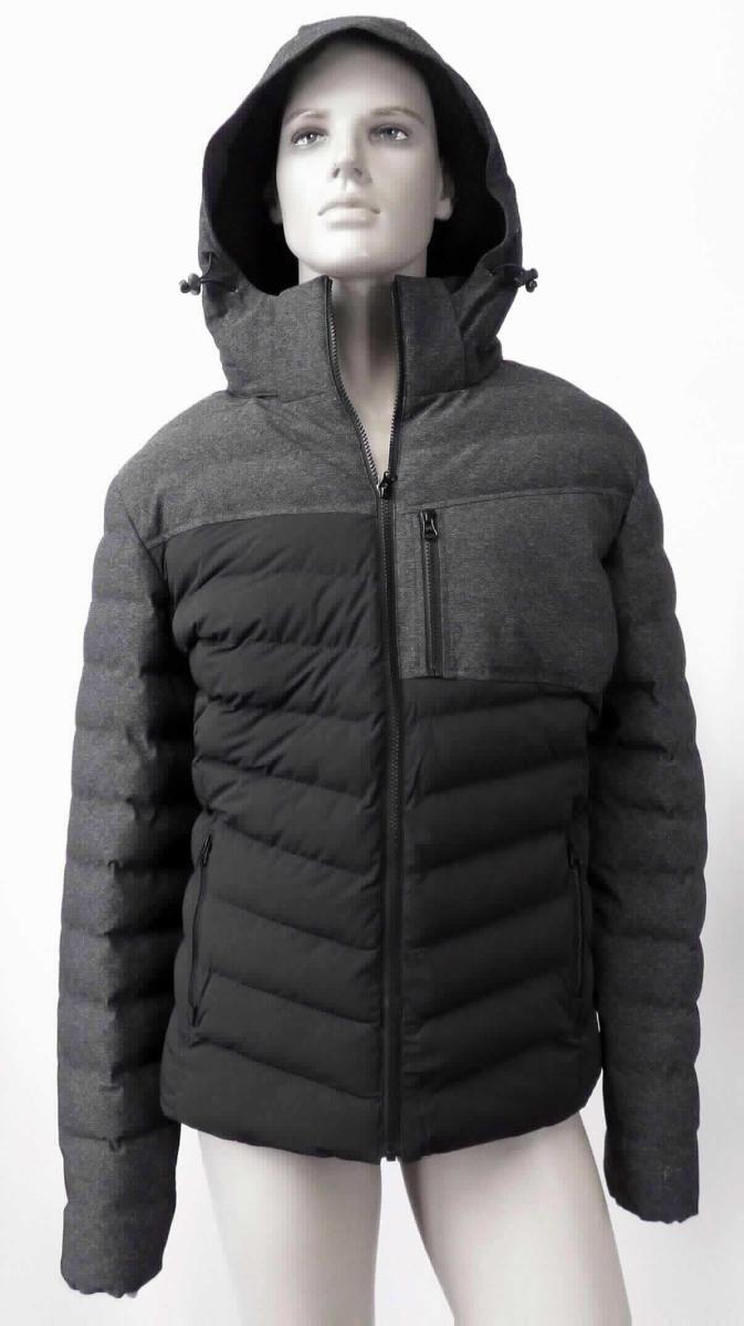 Blouson, sog. Winterjacke e.s.motion ten, A3-Art. 6610842, Größe S, Foto siehe Anlage,
- in einem Polybeutel verpackt,
- Kapuze, Kragen und Brusttasche aus ca. 0,5 mm dicken, buntgewebten, einseitig (Innenseite) mit einer Folie aus 
  Kunststoff (kein Zellkunststoff) versehenen Geweben der Position 5903,
- Schulterbereich und Ärmel aus einem dreilagigen, augenscheinlich nach dem Zuschneiden durch Steppen abge-
  teilten Verbunderzeugnis (keine Meterware der Position 5811); mit einer Außenlage aus den oben genannten Ge-
  weben der Position 5903, einer Zwischenlage aus Wattierungsstoff und einer Innenlage aus Gewirken,
- Vorder-, Rücken- und Seitenteile aus einem dreilagigen, durch Steppen abgeteilten Verbunderzeugnis; mit einer 
  Außenlage aus ca. 0,2 mm dicken, einfarbigen Geweben, einer Zwischenlage aus Wattierungsstoff und einer 
  Innenlage aus Gewirken,
- alle Flächenerzeugnisse aus laut Antrag 100 % synthetischen Chemiefasern,
- durchgehend gefüttert,
- über den Schritt reichend (Rückenlänge: ca. 74 cm),
- mit einem Stehkragen und einer mittels Reiß- und Klettverschluss abtrennbaren Kapuze,
- vorn mit einer durchgehenden Öffnung mit einem bis in die Kragenspitzen reichenden Reißverschluss,
- ohne Hinweise auf den Trägerkreis (unisex),
- mit langen Ärmeln, die über den unteren Rand des Kleidungsstücks hinausreichen; an den Ärmelenden elastisch 
  verengt,
- mit einer aufgesetzten Tasche mit Reißverschluss im Brustbereich und zwei eingesetzten Taschen mit Reißver-
  schluss unterhalb der Taille,
- am unteren Rand mit einem Tunnelzug zu verengen,
- erfüllt die Merkmale zur Einreihung als Blouson, somit keine Jacke,
- insbesondere im Hinblick auf den Umfang bestimmen die Gewebe der Position 5903 den Charakter der Ware.

"Kleidung (Blouson), aus Erzeugnissen der Position 5903, aus Geweben, für Frauen"