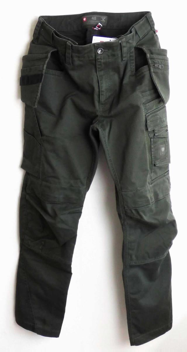 Lange Hose, sog. Bundhose e.s.motion ten tool-pouch, A3-Art. 6610744, Größe 48, Foto siehe Anlage,
- in einem Polybeutel verpackt,
- aus ca. 0,5 mm dicken, buntgewebten, strapazierfähigen Geweben aus laut Antrag 38 % Elastomultiester, 
  16 % Polyamid (beides synthetische Chemiefasern) und 46 % Baumwolle,
- in der Taille abschließend, mit einem ca. 4,5 cm breiten, angesetzten, teilweise elastischen Bund mit Gürtel-
  schlaufen; auf beiden Seiten mit einem angenähten "Werkzeug-Beutel" mit verschiedenen Einsteckmöglichkeiten 
  ausgestattet,
- vorn mit einer Öffnung mit Reißverschluss, verdeckt von einer Patte von links über rechts (Männerkleidung),
  die im Bund mit einem Knopf geschlossen wird,
- mit verschiedenen ein- und aufgesetzten Taschen,
- vorn im Bereich der Knie mit eingesetzten "Einschubtaschen" mit Patte und Klettverschluss,
- mit knöchellangen Hosenbeinen; an den Beinabschlüssen durch Umschlagen und Festnähen gesäumt, 
- lässt erkennen, dass sie dazu bestimmt ist, ausschließlich oder hauptsächlich zum (körperlichen oder 
  hygienischen) Schutz anderer Kleidungsstücke und/oder Personen bei Ausübung einer Gewerbe-, Berufs- 
  oder Haushaltstätigkeit getragen zu werden.

"Lange Hose, aus Geweben, für Männer, aus synthetischen Chemiefasern, Arbeits- und Berufskleidung"