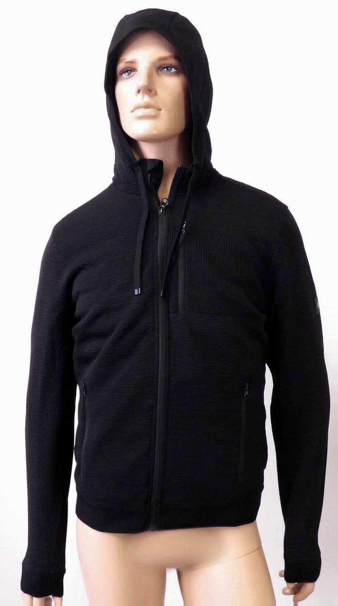Blouson, sog. Windbreaker Kapuzenstrickjacke e.s.motion ten, AS3-Art. 6610642, Größe S, Foto siehe Anlage,
- in einem Polybeutel verpackt,
- aus bis zu ca. 1,5 mm dicken, unterschiedlich strukturierten, einfarbigen Gewirken aus laut Antrag 100 % 
  synthetischen Chemiefasern,
- durchgehend gefüttert, 
- über die Taille reichend (Rückenlänge: ca. 68 cm),
- mit einer angesetzten Kapuze mit Tunnelzug,
- vorn mit einer durchgehenden Öffnung mit einem bis an den Kapuzenrand reichenden Reißverschluss, am 
  Kapuzenrand mit einer kurzen Überlappung von rechts über links (Frauenkleidung),
- mit langen Ärmeln, die über den unteren Rand des Kleidungsstücks hinausreichen; an den Ärmelenden mit 
  angesetzten, verengenden Bündchen,
- vorn mit drei eingesetzten Taschen mit Reißverschluss,
- am unteren Rand mit einem angesetzten, gerippt gewirkten, leicht verengenden Bund,
- erfüllt die Merkmale zur Einreihung als Blouson, somit keine Wind- oder Strickjacke.

"Blouson, aus Gewirken, für Frauen, aus Chemiefasern"