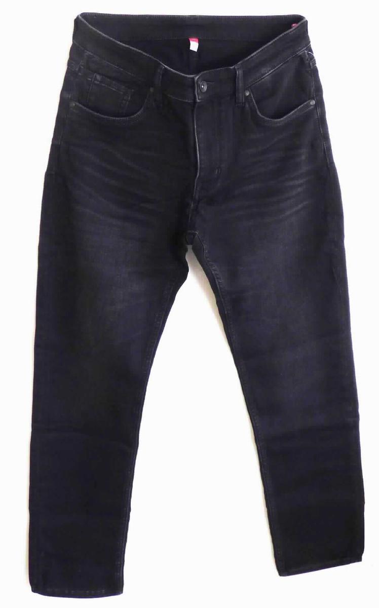 Lange Hose, sog. e.s. 5-Pocket-Jeans Jog-Denim, A3-Art. 9587044, Größe 48, Foto siehe Anlage,
- in einem Polybeutel verpackt,
- aus ca. 1,2 mm dicken, einfarbigen Geweben aus laut Antrag 79 % Baumwolle, 19 % Polyester und 2 % Elasthan 
  (beides synthetische Chemiefasern),
- in der Taille abschließend; mit einem ca. 4 cm breiten, angesetzten Bund mit Gürtelschlaufen,
- vorn mit einer Öffnung mit Reißverschluss und Patte von links über rechts (Männerkleidung), die im Taillenbund 
  mit einem Knopf geschlossen wird,
- vorn mit zwei eingesetzten, offenen Taschen und einer aufgesetzten, kleinen Tasche sowie mit zwei 
  aufgesetzten, offenen Gesäßtaschen,
- mit knöchellangen Hosenbeinen; an den Beinabschlüssen durch Umschlagen und Festnähen gesäumt,
- keine Arbeits- und Berufskleidung.

"Lange Hose, aus Geweben, für Männer, aus Baumwolle, keine Arbeits- und Berufskleidung, andere als in den 
 Unterpositionen 6203 4231 und 6203 4233 genannte"