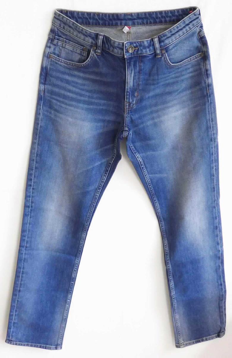 Lange Hose, sog. e.s. 5-Pocket-Stretch-Jeans, straight, A3-Art. 9585044, Größe 48, Foto siehe Anlage,
- in einem Polybeutel verpackt,
- aus ca. 1 mm dicken, buntgewebten, köperbindigen Denimgeweben aus laut Antrag 98 % Baumwolle und 
  2 % Elasthan (synthetische Chemiefasern),
- in der Taille abschließend; mit einem ca. 3,5 cm breiten, angesetzten Bund mit Gürtelschlaufen,
- vorn mit einer Öffnung mit Reißverschluss und Patte von links über rechts (Männerkleidung), die im Taillenbund 
  mit einem Knopf geschlossen wird,
- vorn mit zwei eingesetzten, offenen Taschen und einer aufgesetzten, kleinen Tasche sowie mit zwei 
  aufgesetzten, offenen Gesäßtaschen,
- mit knöchellangen Hosenbeinen; an den Beinabschlüssen durch Umschlagen und Festnähen gesäumt,
- keine Arbeits- und Berufskleidung.

"Lange Hose, aus Geweben, für Männer, aus Baumwolle, keine Arbeits- und Berufskleidung, aus Denim"