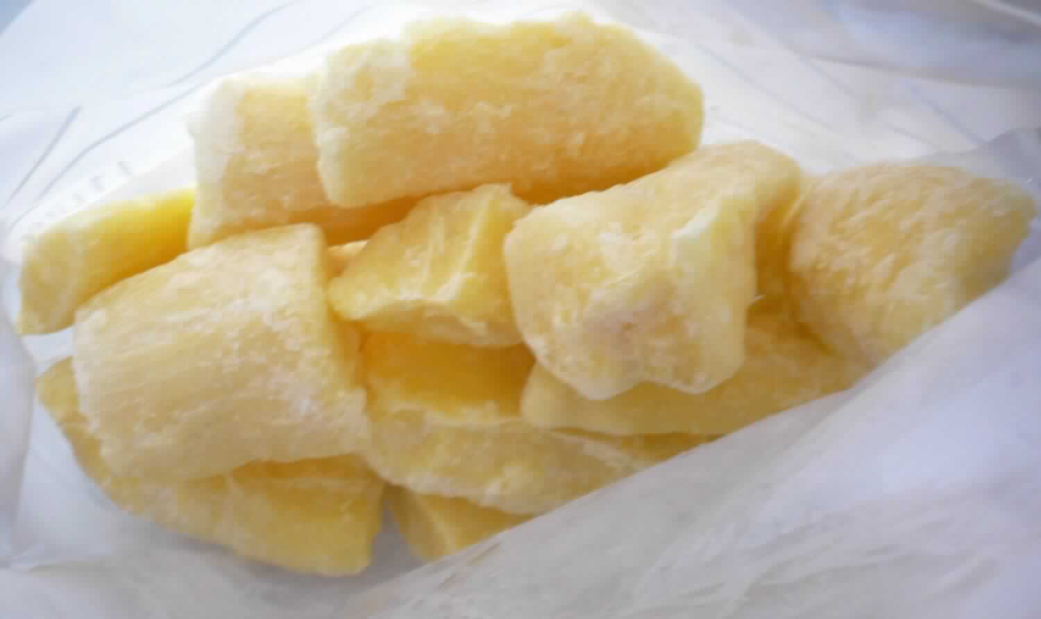 Maniokwurzelgebäck

Antragsangaben: Backware aus Maniokstärke mit laktosefreiem Hartkäse

Beschreibung des vorgelegten Warenmusters (nicht in Originalverpackung):
Neunzehn hellbeige bis cremefarbene, augenscheinlich aus einer Rolle geschnittene, leicht aufgegangene, nach 
dem Auftauen weiche, knetbare, rohe Tiefkühl-Teigstücke (Durchmesser ca. 3 cm, Höhe ca. 2,5 cm, Einzelgewicht: 
ca. 14 - 18 g) mit vereinzelten Lufteinschlüssen, als Warenmuster lose abgefüllt im Kunststoffbeutel. 
Nachgereichten Produktbildern zufolge werden 12 Teiglinge in einem Klarsichtbeutel und einem weiß-blauen 
Umkarton mit Abbildung des fertig gebackenen, servierfertigen Erzeugnisses original verpackt. Folgende Angaben 
sind der Verpackungsfrontseite zu entnehmen: "Maniok Snack - Brasilianische Mini-Brötchen aus Maniok-Wurzel-
Mehl, tiefgefroren - glutenfrei - laktosefrei". Der seitliche Aufdruck enthält einen Zubereitungshinweis: "Backofen gut 
vorheizen, Ober-/Unterhitze 220 °C, Umluft 200 °C - Lege die gefrorenen Maniok-Brötchen auf ein Backblech und 
lass etwas Platz zwischen ihnen frei..." Die Backzeit ist in Abhängigkeit von der gewünschten Produktbeschaffen-
heit variabel. 

Kakao: nicht enthalten (Antragsangaben)
Stärke/Glucose*: 25 bis weniger als 50 GHT
Saccharose/Invertzucker/Isoglucose*: 0 bis weniger als 5 GHT
Milchfett**: 1,5 bis weniger als 3 GHT
Milchprotein**: 2,5 bis weniger als 6 GHT
*: berechnet aus der Rezeptur
**: festgestellt gem. VO (EG) Nr. 900/2008 (unter Berücksichtigung der gemäß Rezeptur enthaltenen milchfremden Proteine)

Lebensmittelzubereitung aus Stärke, ohne Gehalt an Kakao, anderweit weder genannt noch inbegriffen, 
Teig zum Herstellen von Backwaren der Position 1905 der KN.
