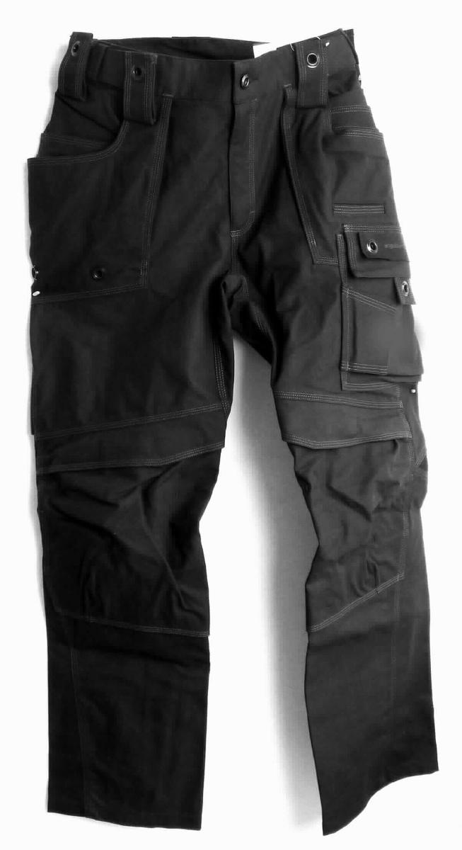 Lange Hose, sog. Bundhose e.s. roughtough tool-pouch, A3-Art. 6240744, Größe 48, Foto siehe Anlage,
- in einem Polybeutel verpackt,
- aus ca. 0,5 mm dicken, einfarbigen, strapazierfähigen Geweben aus laut Antrag 75 % Baumwolle und 
  25 % Polyamid (synthetische Chemiefasern),
- in der Taille abschließend, mit einem bis zu ca. 7,5 cm breiten, angesetzten, teilweise elastischen Bund mit Gürtel-
  schlaufen; auf beiden Seiten mit einem angenähten "Werkzeug-Beutel" mit verschiedenen Einsteckmöglichkeiten 
  ausgestattet,
- vorn mit einer Öffnung mit Reißverschluss, verdeckt von einer Patte von links über rechts (Männerkleidung),
  die im Bund mit einem Knopf geschlossen wird,
- mit verschiedenen ein- und aufgesetzten Taschen,
- vorn im Bereich der Knie mit "Einschubtaschen" mit Patte und Klettverschluss; hinten mit Einsätzen aus Gewirken 
  versehen,
- mit knöchellangen Hosenbeinen; an den Beinabschlüssen durch Umschlagen und Festnähen gesäumt, 
- lässt erkennen, dass sie dazu bestimmt ist, ausschließlich oder hauptsächlich zum (körperlichen oder 
  hygienischen) Schutz anderer Kleidungsstücke und/oder Personen bei Ausübung einer Gewerbe-, Berufs- 
  oder Haushaltstätigkeit getragen zu werden.

"Lange Hose, aus Geweben, für Männer, aus Baumwolle, Arbeits- und Berufskleidung"