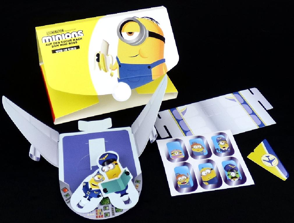 Kombination aus einem Spielzeug und einer anderen Ware, sog. "Mc Donald`s Minions 2 Paper - 2022“, Motiv "Cockpit Chaos", bestehend aus
- einem dreiteiligen Bausatz für ein Cockpit eines Flugzeugs mit einem Rumpfteil, Flügeln und Leitwerk
-- aus farbig bedruckter Pappe
-- mit zwei im Figuren im Cockpit, die sich durch Ziehen einer Lasche an der Rückseite bewegen lassen;
   sie sind fest mit dem Bauteil verbunden
-- die Einzelteile sind alleine nicht zum Spielen geeignet
- einem ca. 8 x 7 cm großen Stickerbogen
-- mit sechs Aufklebern aus Papier mit Minionköpfen für den Flugzeugrumpf
- einer Bauanleitung
- gemeinsam in einem Pappumschlag für den Einzelverkauf aufgemacht.

Die Kombination hat den wesentlichen Charakter von Spielzeug und dient der spielerischen Unterhaltung von Kindern.

Die Ware wird zolltarifrechtlich als "anderes als in den Unterpositionen (KN) 9503 0010 bis 9503 0030 erfasstes Spielzeug, Bausatz, nicht aus Kunststoff oder handgearbeitet aus Holz" eingereiht.