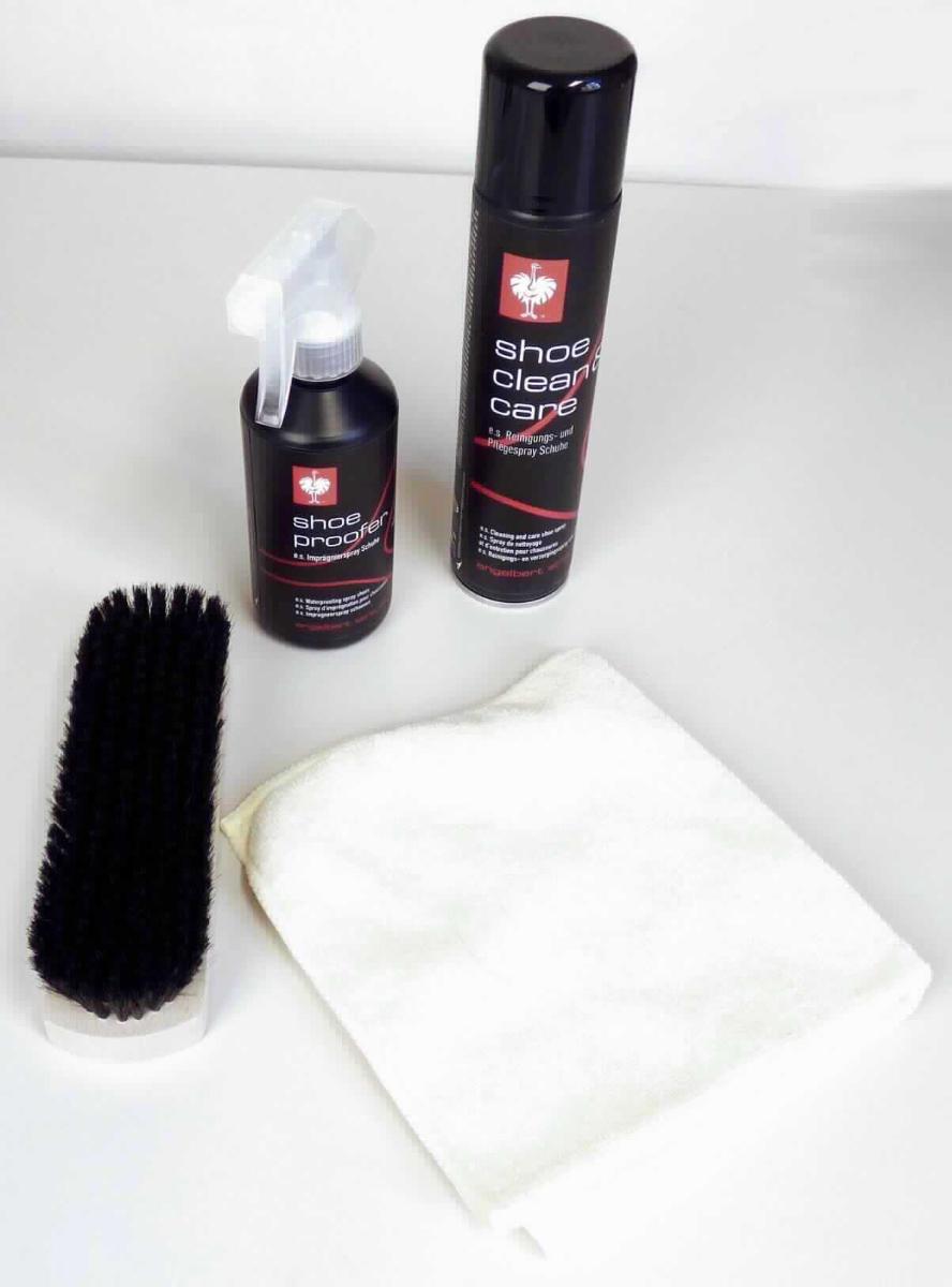 Angaben: 
Schuhpflegeset, Textil-/Ledermix; Set bestehend aus einem Reinigungs- und Pflegespray Schuhe, einem Imprägnierspray Schuhe, einer Glanzbürste Roßhaar und einem Microfasertuch Soft Wish. 

Warenbeschreibung: 
Warenzusammenstellung bestehend aus einem Reinigungs- und Pflegespray Schuhe (etikettierte 300ml-Spraydose, gefüllt mit Treibmittel und einer schäumenden, weißlichen Flüssigkeit), einem Imprägnierspray Schuhe (etikettierte 275ml-Pumpsprayflasche, gefüllt mit einer weißlichen Suspension), einer Bürste (Griff aus Holz mit Roßhaarborsten, ca. 19 cm x 5 cm x 4 cm) und einem Mikrofasertuch (konfektioniertes, gelbes Tuch, ca. 37 cm x 37 cm), gemeinsam verpackt in einem Folienbeutel und einem etikettiertem Pappkarton.

Befund: 
Schuhcreme und ähnliche Schuh- oder Lederpflegemittel.

Für den Einzelverkauf aufgemachte Warenzusammenstellung aus einem Schuhpflegemittel (Reinigungs- und Pflegespray), einer Schuhbürste, einem Mikrofasertuch und einem Imprägnierspray, bei der im Hinblick auf die Verwendung und den Wert das Schuhpflegemittel (Position 3405) als charakterbestimmend anzusehen ist. 
Der Reinigungs- und Pflegespray stellt sowohl ein Reinigungsmittel im Sinne der Position 3402 als auch ein Schuh- und Lederpflegemittel im Sinne der Position 3405 dar. Da sowohl der Reinigungs- als auch der Pflegevorgang von gleicher Bedeutung sind, kann kein charakterbestimmender Bestandteil/Verwendungszweck nach AV 3 b) ermittelt werden und die Ware ist unter Anwendung der AV 3c) in die Position 3405 einzureihen.