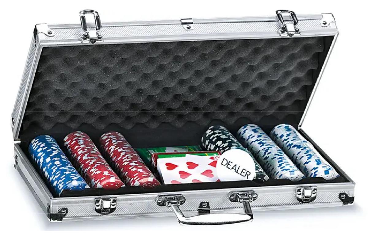 Bei dem durch Antragsangaben und eine Abbildung veranschaulichten Erzeugnis handelt es sich um ein Gesellschaftsspiel für mindestens zwei Spieler, bestehend aus
- zwei sog. "Pokerspielkartendecks" in Form von Kartenspielen aus jeweils 52 Spielkarten 
  sowie zwei Jokerkarten
- Zubehör, erkennbar hauptsächlich oder ausschließlich für Pokerspielkarten bestimmt
-- 300 Pokerchips (Durchmesser ca. 40 mm) aus Kunststoff, in verschiedenen Farben 
    bzw. Chipwerten, mit Hilfe derer die Spieleinsätze und die Gewinnermittlung beim 
    Pokerspiel erfolgen,
-- einem runden Kunststoffchip mit der Aufschrift "DEALER", der die Rolle eines Spielers markiert,
- aufgemacht in einem sog. Aluminiumkoffer (Abmessungen ca. 40 x 23 x 8 cm) mit Griff und 
  Verschlüssen sowie passgenauen Aussparungen für die einzelnen Bestandteile
- in Aufmachung für den Einzelverkauf.

Derartige Erzeugnisse sind zolltarifrechtlich als "Gesellschaftsspiel, Spielkarten" einzureihen.