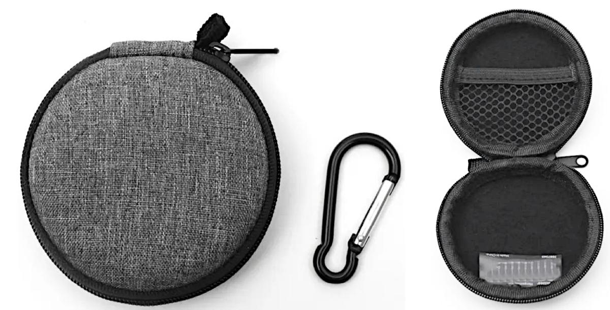 Ähnliches Behältnis, sog. Schutztasche zum Anhängen für Kopfhörer, Foto siehe Anlage,
- in Form einer noch nicht zusammengesetzten Ware, die wie die zusammengesetzte Ware
  einzureihen ist, bestehend aus:
- - einem ähnlichen Behältnis:
- - - mit einer Außenseite aus Spinnstoffen,
- - - an der Schmalseite mit einer angenähten, kurzen Schlaufe,
- - - aufklappbar; mit einem entlang der Schmalseite rundum verlaufenden Reißverschluss,
- - - - gefüttert; an der Deckelinnenseite mit einem offenen Einsteckfach ausgestattet,
- - - mit den Abmessungen: ca. 8 cm (Durchmesser) x 3 cm (Tiefe),
- - - ohne Hinweise auf Handarbeit,
- - - soll der Aufnahme von Kopfhörern mit Zubehör dienen,
- - einem Karabinerhaken aus unedlem Metall:
- - - soll an der angenähten Schlaufe des Behältnisses befestigt werden,
- keine Einreihung als Taschen- oder Handtaschenartikel aufgrund der Trageweise,
- an einem bedruckten Pappaufhänger befestigt.

"Ähnliches Behältnis, anderes als in den Unterpositionen 4202 1110 bis 4202 3900 genannte,
 mit Außenseite aus Spinnstoffen, anderes als in der Unterposition 4202 9291 genannte, 
 nicht handgearbeitet"