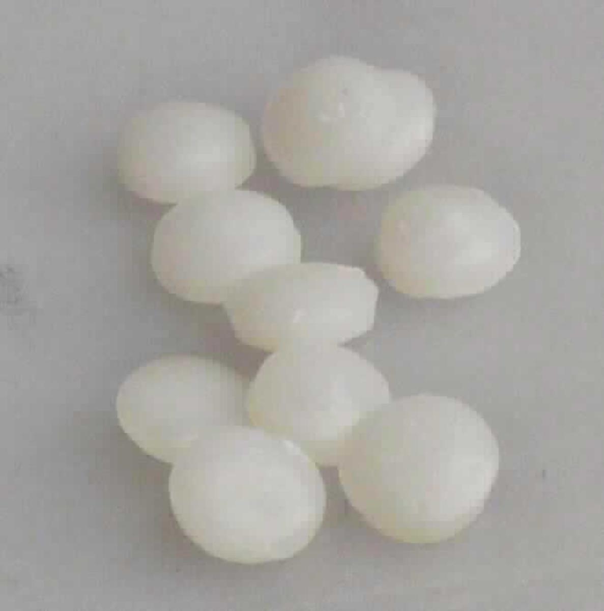 Angaben des Antragstellers:
HDPE (High Density Polyethylene) Post Industrial (Rohmaterial)
Es wird für die Herstellung von Tonerflaschen (für Fotokopiergeräte) verwendet.

Es wurde kein Warenmuster vorgelegt. Eine Dichte von mehr als 0,94 g/cm3 wird aufgrund der Angabe HDPE unterstellt.

Befund:
Es liegt Polyethylen in Primärform mit einer Dichte von mehr als 0,94 g/cm³ im Sinne der Unterposition (KN) 3901 2090 vor.