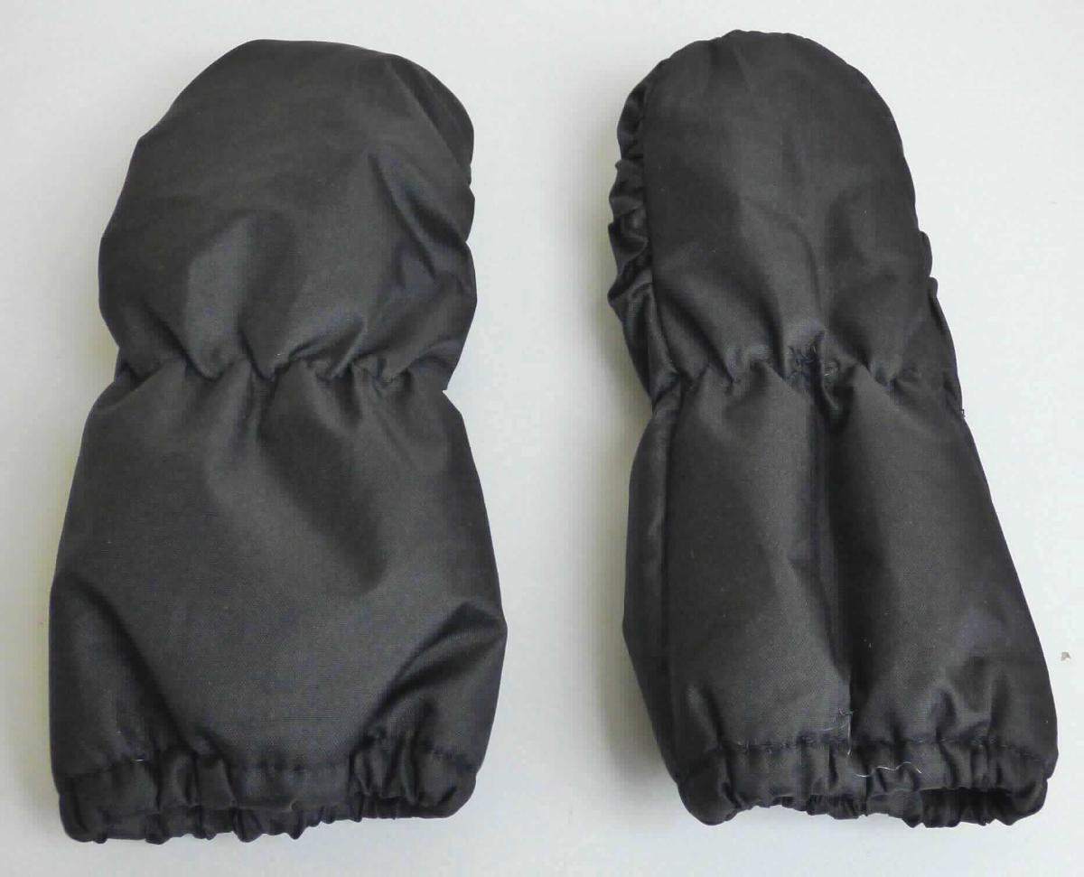 Handschuhe, sog. Baby-Fäustlinge, Foto siehe Anlage,
- als Paar an einer Pappkarte angebracht,
- in Form eines Fausthandschuhs ohne ausgearbeiteten Daumen, mit einer Handlänge (ohne Rand) von ca. 9 cm,
- aus einfarbigen Geweben aus laut Antrag 100 % Polyester (synthetische Chemiefasern),
- wattiert gefüttert,
- mit einer ca. 8 cm breiten Stulpe, an der Eingriffsöffnung und im Bereich des Handgelenks elastisch verengt,
- aufgrund der Form (ohne ausgearbeiteten Daumen) und der Abmessungen für Kleinkinder mit einer Körpergröße 
  von bis zu 86 cm bestimmt, u. a. deshalb keine Ware der Position 6216. 

"Bekleidungszubehör für Kleinkinder (Handschuhe), aus Geweben, aus synthetischen Chemiefasern"