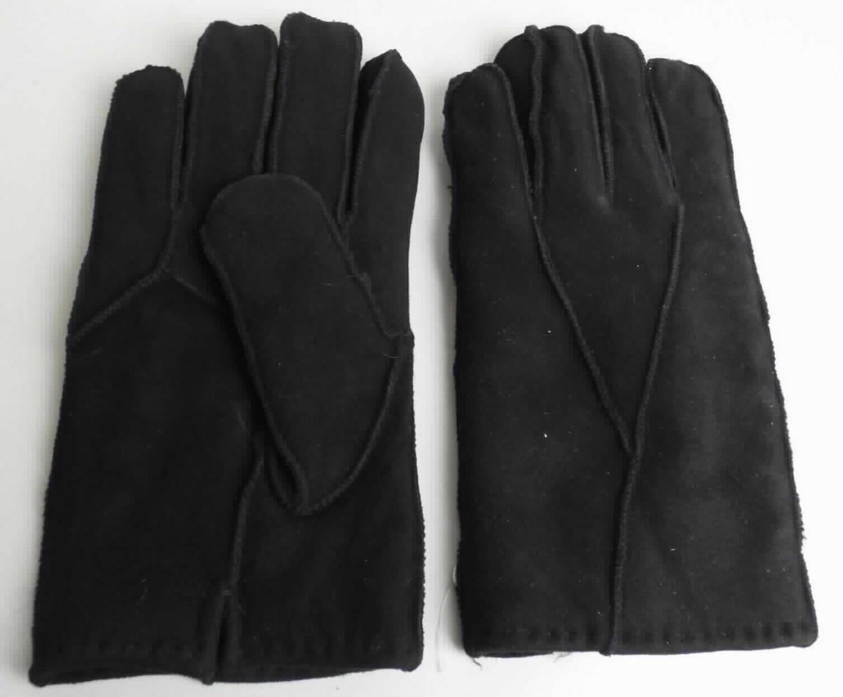 Handschuhe aus Pelzfellen (Lammfell), Abbildung siehe Anlage, 
- in Form von Fingerhandschuhen, 
- aus gewachsenen, mit dem Haarkleid gegerbten Fellstücken von Lämmern (laut Antrag) zusammengenäht, 
- die Fellseite bildet das Innere und die Lederseite die Außenseite der Handschuhe.

"Bekleidungszubehör (Handschuhe), aus Pelzfellen von Lämmern"
