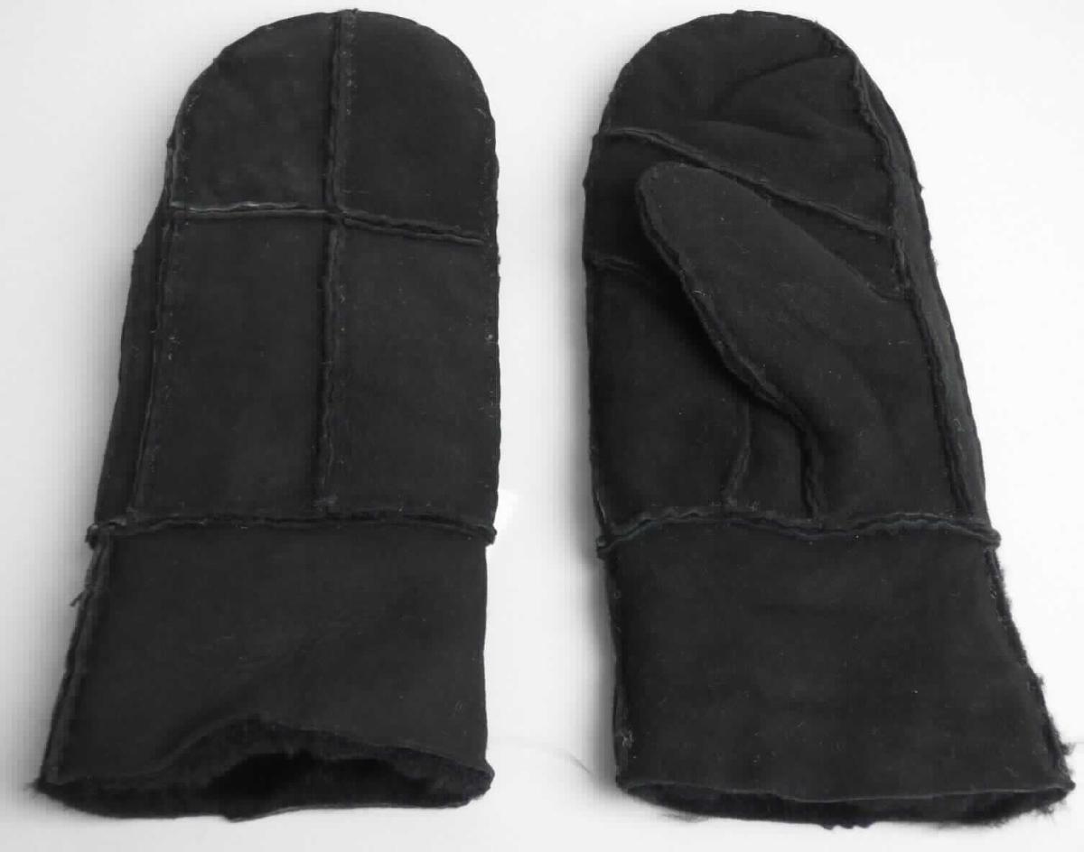 Handschuhe aus Pelzfellen, sog. Fäustlinge, Abbildung siehe Anlage, 
- in Form von Fausthandschuhen mit Daumen, 
- aus gewachsenen, mit dem Haarkleid gegerbten Fellstücken von Lämmern (laut Antrag) zusammengenäht, 
- die Fellseite bildet das Innere und die Lederseite die Außenseite der Handschuhe.

"Bekleidungszubehör (Handschuhe), aus Pelzfellen von Lämmern"