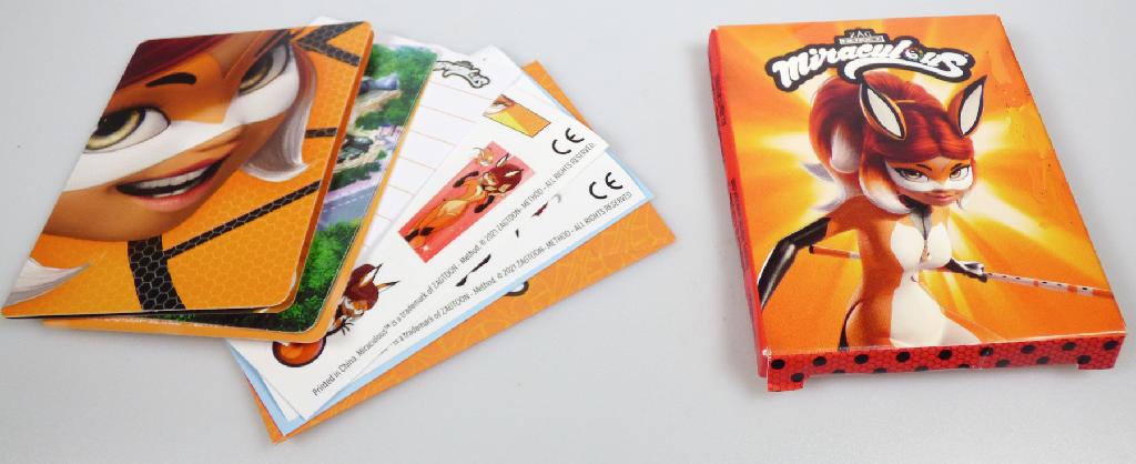 Es handelt sich um eine Klappkarte aus Kartonpapier (Format etwa 12,6 x 8,7 cm, einmal auf etwa 6,3 x 8,7 cm gefalzt). Die Karte ist beidseitig jeweils mit der Darstellung einer Comicfigur farbig bedruckt. Die linke Innenseite ist zusätzlich mit fünf Schreiblinien zum handschriftlichen Beschreiben bedruckt. Im Hinblick auf die eigentliche Zweckbestimmung der Ware als Schreibware sind die Aufdrucke nur nebensächlicher Art.
Die Klappkarte ist gemeinsam mit einer Pop-Up-Karte (siehe DEBTI-17851/22-2), zwei Stickerbogen (siehe DEBTI-17851/22-3), zwei Schreibzetteln (siehe DEBTI-17851/22-4), einer Sammelkarte (siehe DEBTI-17851/22-5) und zwei Briefumschlägen (siehe DEBTI-17851/22-6) in einer farbig bedruckten Pappschachtel verpackt.
Eine Einreihung als Warenzusammenstellung kommt nicht in Betracht, da die Waren weder zur Befriedigung eines speziellen Bedarfs noch zur Ausübung einer bestimmten Tätigkeit zusammengestellt worden sind.

Abbildung siehe Anlage.

Derartige Waren gehören als "Kartenbriefe, Postkarten (ohne Bilder) und Korrespondenzkarten, aus Papier" zur Codenummer 4817 20 00 00 0 des Zolltarifs.