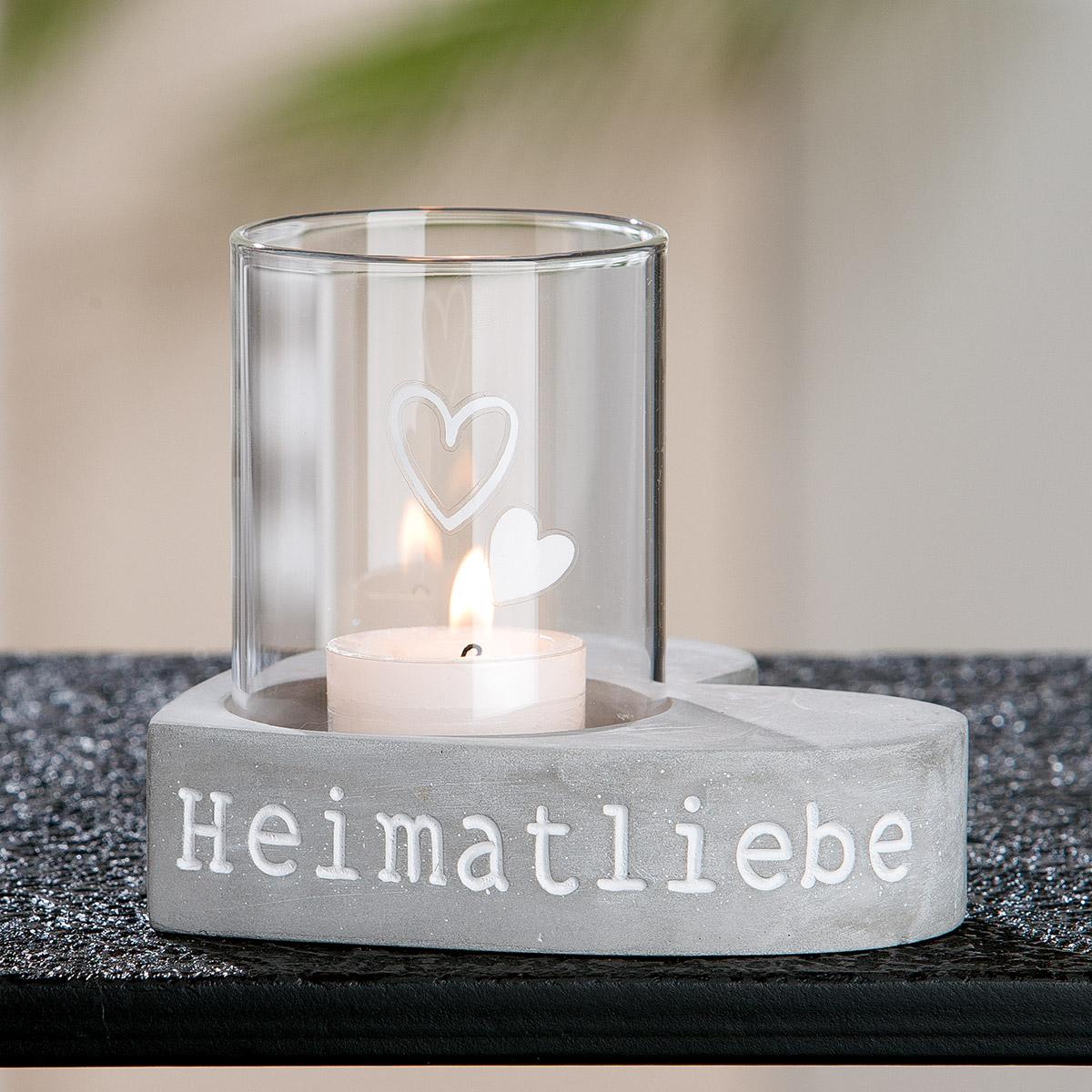Windlicht, sog. Windlicht Herz "Heimatliebe", Foto siehe Anlage,
ein Warenmuster wurde nicht vorgelegt, die Einreihung erfolgt anhand der Antragsangaben,
- aus einer klarsichtigen, zylinderförmigen Röhre,
- - aus gewöhnlichem, mechanisch gefertigtem Glas (laut Antrag),
- - mit aufgedruckten Herzen verziert,
- mit einem grauen, herzförmigen Sockel,
- - aus Zement (laut Antrag),
- - mit einer passgenauen Vertiefung zum Einstellen der Röhre aus Glas,
- - mit dem Schriftzug "Heimatliebe" verziert,
- das Glas und der Zementsockel sind im Hinblick auf die Verwendung und dem äußeren
  Erscheinungsbild (Zierwirkung) gleichermaßen von Bedeutung; somit verleiht keiner der beiden
  Stoffe der zusammengesetzten Ware ihren wesentlichen Charakter, sie ist damit der von
  den gleichermaßen in Betracht kommenden Positionen (6810 und 7013) in der Nomenklatur
  zuletzt genannten Position zuzuweisen,
- keine Einreihung als nicht elektrischer Beleuchtungskörper der Position 9405, da es sich bei der Ware
  weder um einen Kandelaber, Kerzenleuchter oder Kerzenhalter handelt noch die Ware eine spezifische
  Vorrichtung zum Befestigen einer Kerze oder eines Teelichts aufweist.

"Glasware zur Innenausstattung, aus gewöhnlichem Glas, nicht handgefertigt"