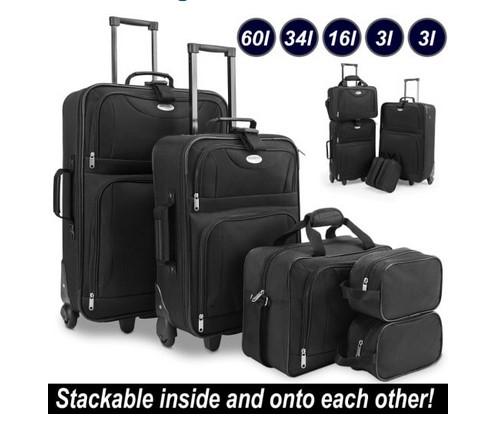 Warenzusammenstellung, bestehend aus zwei Reisekoffern, einer Aktentasche und zwei Kosmetik-
taschen, sog. Koffer-Set, 5-tlg., schwarz, Foto siehe Anlage,
- in Aufmachung für den Einzelverkauf (gemeinsam in einem Karton verpackt),
- zur Befriedigung eines speziellen Bedarfs (zur Verwendung bei Geschäftsreisen) zusammengestellt,
- Reisekoffer (in zwei Größen):
- - mit einer Außenseite aus Spinnstoffen,
- - an der Vorderseite mit einem Etikett aus unedlem Metall und an der Rückseite mit einem kleinen
    Einschubfach aus Kunststofffolie (mit einer eingeschobenen Adresskarte aus Papier) versehen,
- - am Boden mit zwei Standfüßen aus Kunststoff,
- - mit einem ausziehbaren Griff zum Ziehen des Koffers auf zwei Rollen (Trolleyfunktion),
- - am oberen Ende und an einer Schmalseite jeweils mit einem Handtragegriff,
- - am oberen Ende mit einem angenähten Gurt mit Schnappverschluss,
- - an der Vorderseite mit zwei übereinander angeordneten Reißverschlussfächern,
- - das Hauptfach ist mit einem an drei Seiten umlaufenden Reißverschluss versehen,
- - - aufklappbar; an der Deckelinnenseite mit einem netzartigen Reißverschlussfach ausgestattet,
- - - ungefüttert; mit einem Kreuzpackgurt mit Schnappverschluss ausgestattet,
- - mit den Abmessungen:
- - - ca. 44 cm (Breite) x 70 cm (Höhe) x 20 cm (Tiefe),
- - - ca. 35 cm (Breite) x 55 cm (Höhe) x 17 cm (Tiefe),
- - ohne Hinweise auf Handarbeit,
- Aktentasche:
- - mit einer Außenseite aus Spinnstoffen; an der Vorderseite mit einem Etikett aus unedlem Metall,
- - mit zwei zusammenfassbaren Handtragegriffen,
- - mit einem längenverstellbaren Schultertragegurt,
- - an der Rückseite mit einem über die gesamte Breite verlaufenden Band zum Befestigen
    der Aktentasche an einem Trolleygestänge,
- - an der Vorderseite mit einem Reißverschlussfach,
- - das Hauptfach ist mit einem entlang des oberen Rands bis zu den Schmalseiten verlaufenden
    Reißverschluss versehen,
- - - ungefüttert; mit einer Verstärkung des Bodenteils ausgestattet,
- - mit den Abmessungen: ca. 39 cm (Breite) x 28 cm (Höhe) x 14 cm (Tiefe),
- Kosmetiktaschen (zwei ähnliche Behältnisse):
- - mit einer Außenseite aus Spinnstoffen,
- - mit einer angenähten Trageschlaufe,
- - mit einem entlang des oberen Rands bis zu den Schmalseiten verlaufenden Reißverschluss,
- - - ungefüttert; ohne Innenausstattung,
- die Reisekoffer bestimmen aufgrund ihrer Bedeutung in Bezug auf die Verwendung und
  nach dem Umfang den wesentlichen Charakter der Warenzusammenstellung.

"Reisekoffer, mit Außenseite aus Spinnstoffen, nicht handgearbeitet"