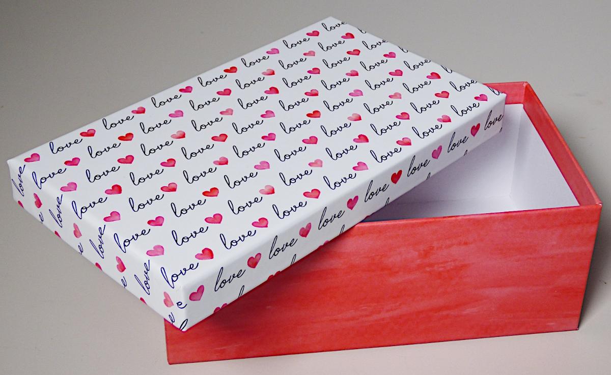 Es handelt sich um Sets mit jeweils fünf formstabilen, rechteckigen Stülpdeckelschachteln aus Pappe in unterschiedlichen Abmessungen (28,5 x 20 x 10 cm / 26 x 17,5 x 9,5 cm / 23,5 x 15 x 8,5 cm / 21,5 x 12,5 x 7,5 cm / 18 x 10,5 x 7 cm). Die Innen- und Außenseiten sind mit farbigem FSC-Mix-Papier überzogen. Die Außenseiten der Deckel sind je nach Ausführung farbig mit verschiedenen Mustern bedruckt (z. B. 5er-Set mit großen Herzen drauf, 5er-Set mit  „love" und Herz daneben und 5er-Set mit „all you need is love") und zusätzlich mit UV-Lack veredelt.

Abbildungen siehe Anlage.

Derartige Waren gehören als "andere als in den zuvor genannten TARIC-Codes aufgeführte Verpackungsmittel aus Papier oder Pappe" zum TARIC-Code 4819 5000 00.