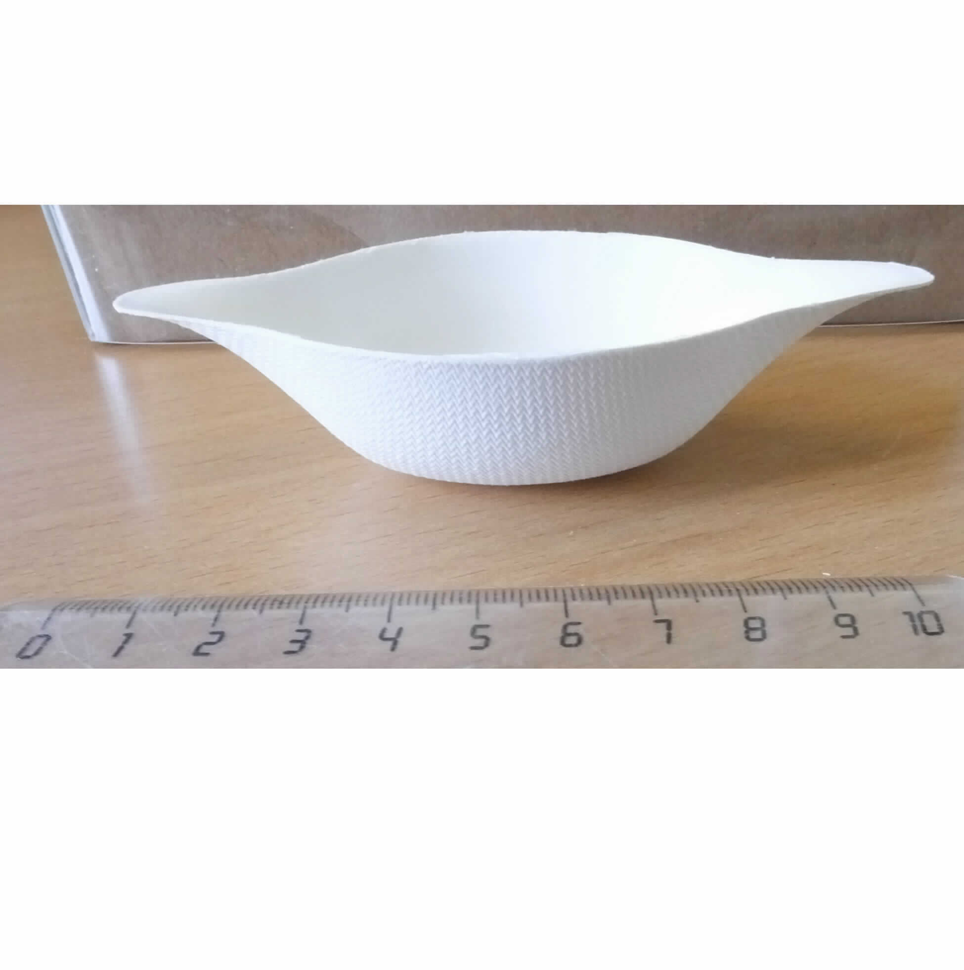 Bei der vorgelegten Ware handelt es sich nach den Angaben der Antragstellerin um weiße, schiffchenförmige, formgepresste Schalen (Länge x Breite x Höhe etwa 11,1 x 5,0 x 2,5 cm) aus Halbstoff aus Zuckerrohr (Bagasse). Auf den Außenseiten ist ein Siebmuster erkennbar, die Innenseiten sind glatt. Das Erzeugnis, das zum Servieren von Speisen verwendet wird, ist gemeinsam mit einem bedruckten Papiereinleger zu 40 Stück in einer Schachtel aus Pappe mit Stülpdeckel aus Kunststofffolie verpackt.

Abbildung siehe Anlage.

Derartige Waren gehören als "andere, formgepresste Waren aus Papierhalbstoff" zur Codenummer 4823 70 90 00 0 des Zolltarifs.