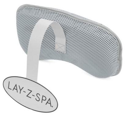 Bei dem sog. „Lay-Z-Spa Kissen 2er-Set" handelt es sich um zwei ca. 23 x 13 cm (L x B) große Kissen, jeweils bestehend aus einer Hülle aus Kunststofffolie mit einer ca. 5 cm dicken Polsterung aus Schaumkunststoff sowie einem nicht abnehmbaren Bezug aus einem Netzgewirke aus Spinnstoffen. Zur Befestigung am Rand eines aufblasbaren Whirlpools sind die Kissen jeweils mit einem spinnstoffverstärkten Kunststoffstreifen sowie einem magnetischen Ausgleichsgewicht ausgestattet.

Die Erzeugnisse dienen dem Betten des Kopfes während des Aufenthalts im Whirlpool.

Die verpackte Ware ist als eine "den Bettausstattungen ähnliche Ware, nicht von den Unterpositionen (HS) 9404 21 bis 9404 40 erfasst, nicht mit Feder oder Daunen gefüllt" einzureihen.