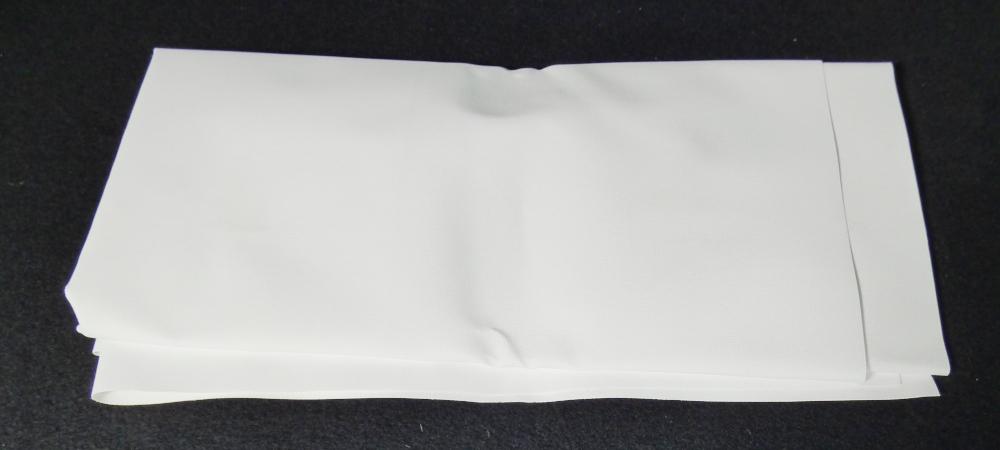 Mit Kunststoff bestrichenes Gewebe, Foto siehe Anlage,
- als Meterware, laut Antrag mit einer Breite von mehr als 30 cm,
- aus einem Gewebe aus laut Antrag Polyester und Baumwolle, das auf der Rückseite mit
  dem bloßen Auge wahrnehmbar mit Kunststoff (laut Antrag Vinylacetat; kein Zellkunststoff)
  bestrichen ist, somit keine Ware der Position 5512,
- von Hand bei einer Temperatur zwischen 15 und 30 °C auf einen Dorn von 7 mm Durchmesser
  aufrollbar, ohne rissig zu werden.

"Gewebe, mit Kunststoff (Vinylacetat) bestrichen, anderes als solche der Position 5902, mit
 Schauseite aus Spinnstoffen"