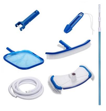 Es handelt sich bei dem sog. "Pool-Reinigungsset" um eine Warenzusammenstellung in Aufmachung für den Einzelverkauf, bestehend aus: 

-    einer noch nicht zusammengesetzten Bürste mit Fassung, Griff und seitlich angebrachten Borsten aus jeweils Kunststoff mit oberem Stutzen zum Aufsetzen eines Kunststoffschlauches (7,5 m Länge)
-    einer geschwungenen Beckenbürste mit Fassung, Griff und Borsten aus Kunststoff
-    einer Teleskopstange ( 1,4 - 3,5 m) aus Kunststoff und Aluminium (charakterbestimmender Stoff aufgrund der Bedeutung für die Verwendung) zum Aufsetzen auf die Bürsten
-    einer Handbürste mit Griff, Fassung und Borsten aus Kunststoff
-    einem Kescher aus Kunststoff zum herausfischen von z.B. Laub aus dem Pool
-    zweimal 20 Stück Testtabletten in einer Dose zum Bestimmen der Wasserqualität
-    einem Thermometer (Ware von geringem Wert).

Die gemeinsam verpackten Erzeugnisse dienen der Poolreinigung. Charakterbestimmend im Hinblick auf die Verwendung sind die Bürsten.
Die Warenzusammenstellung ist als "andere, als von den Unterpositionen (KN) 9603 1000 bis 9603 9091 erfasste Ware, Bürste für die Poolreinigung" einzureihen.