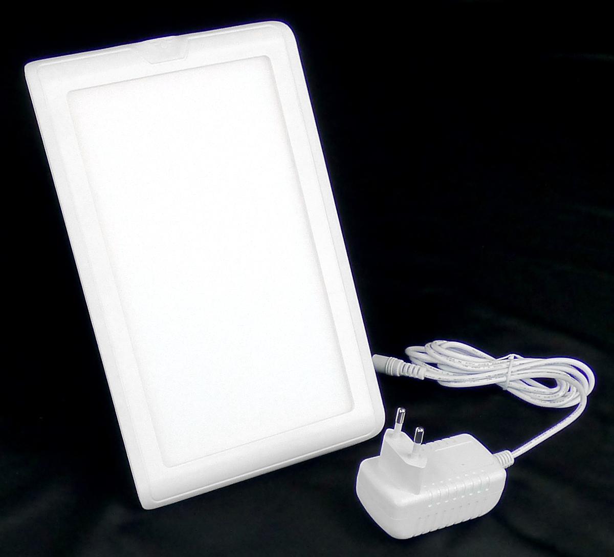 Bei der sog. Tageslichtlampe, Art.-Nr. 9860110 handelt es sich um einen elektrischen Beleuchtungskörper, im Wesentlichen bestehend aus einem rechteckigen ca. 230 x 150 x 40 mm großen Gehäuse aus Kunststoff, einer integrierten im Dauerlicht weiß leuchtenden LED-Lichtquelle mit einer Lichtstärke von 10.000 Lux und einer weißen transparenten Kunststoffabdeckung. Die Leuchte ist mit einem ausklappbaren Standfuß sowie einem Ein-/Ausschalter ausgestattet und wird mit einem Netzkabel betrieben.

Sie kann auf beliebige Flächen aufgestellt werden und dient durch Simulation von Sonnenlicht der Beleuchtung des Gesichtes einer Person.

Das Erzeugnis ist als "elektrischer Beleuchtungskörper, anderweit weder genannt noch inbegriffen, nicht von den Unterpositionen (HS) 9405 11 bis 9405 41 erfasst, ausschließlich zur Verwendung mit LED-Lichtquellen bestimmt, kein Scheinwerfer, aus Kunststoffen" einzureihen.