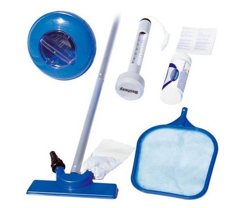 Es handelt sich bei dem sog. "Pool-Zubehör-Set" um eine Warenzusammenstellung in Aufmachung für den Einzelverkauf, bestehend aus:

- einem sog. Venturisauger-Aufsatz mit Gartenschlauchadapter und einer integrierten Bürste (zusammengesetzt mit einem Filteraufsatz aus Spinnstoffen) mit Einzugsmaterial aus Nylon zum Reinigen des Wasserbeckens, noch nicht zusammengesetzt mit einem mehrteiligen Aluminiumstiel (Länge 203 cm) zum Aufsetzen auf die Bürstenfassung, 
- einem Kescher-Aufsatz mit Netzbespannung zum herausfischen von z.B. Laub aus dem Pool,
- einem Dosierschwimmer/Chemikalienschwimmer aus Kunststoff (Ware von geringem Wert),
- 50 Stück 3-in-1 Teststreifen zum Bestimmen der Wasserqualität,
- einer Packung mit zehn Reparaturflicken und
- einem Thermometer (Ware von geringem Wert).

Die gemeinsam verpackten Erzeugnisse dienen der Poolreinigung/Poolinstandsetzung. Charakterbestimmend im Hinblick auf die Verwendung ist die Bürste.

Die verpackte Warenzusammenstellung ist als "andere, als von den Unterpositionen (KN) 9603 1000 bis 9603 9091 erfasste Ware, Bürste für die Poolreinigung" einzureihen.