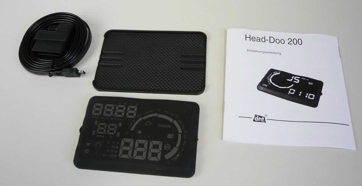 Frontscheibenanzeige (sog. Head-Up-Display) "Head-Doo 200"
Art. 53509, (Abbildung siehe Anlage)
- aus einer 4,8 Zoll Anzeigefläche mit Segmenten und Symbolen sowie 
  Helligkeitssensor in einem Gehäuse (ca. 123 x 80  x 12 mm) mit 
  Bedienelementen und zwei Anschlussbuchsen (für OBD-Anschluss),
- zur Darstellung von fahrzeugspezifischen Daten durch Projektion
  auf die Frontscheibe von Kraftfahrzeugen nach Anschluss an die 
  OBD-Schnittstelle,
- zusammen mit Beipack (Projektionsfolie, Antirutsch-Matte, 
  OBD-Anschlusskabel und Bedienungsanleitung) in einer 
  gemeinsamen Verkaufsverpackung.
Die Frontscheibenanzeige bestimmt den Charakter des Ganzen.

"Elektrisches Signalgerät von der für Kraftfahrzeuge verwendeten Art, 
 keine Ware der Position 8539, Sichtsignalgerät, nicht von den 
 TARIC-Codes 8512 20 00 20 bis 8512 20 00 40 erfasst - 
 Frontscheibenanzeige (sog. Head-Up-Display) in Warenzusammenstellung
 in Aufmachung für den Einzelverkauf mit nicht charakterbestimmendem
 Beipack"
