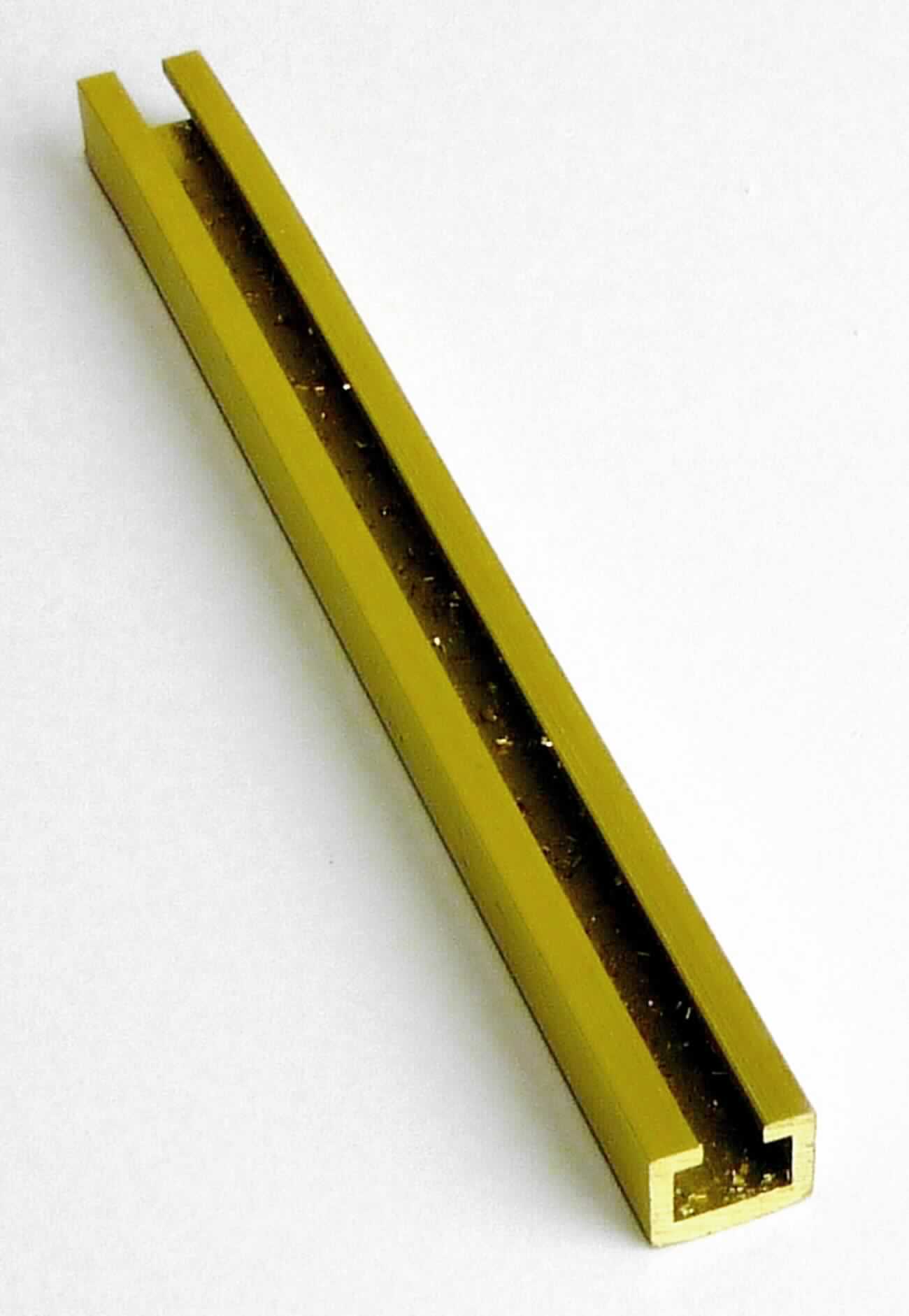 Profil aus Messing

Bei der Ware handelt es sich um ein Erzeugnis mit einem über die gesamte Länge von ca. 3515 mm gleichbleibenden Querschnitt in Form eines C-Profils aus Messing, hergestellt durch Strangpressen und Ziehen. Die Breite beträgt 11 mm, die Höhe maximal 8,5 mm. Das Erzeugnis wird als Stromschiene z.B. in Förderanlagen verwendet.
Aufgrund der einfachen Geometrie scheidet eine Einreihung als erkennbares Teil der Position 8431 der KN aus.

Das Erzeugnis ist nach stofflicher Beschaffenheit als Profil aus einer Kupfer-Zink-Legierung (Messing) in den TARIC-Code 7407 2190 00 einzureihen.