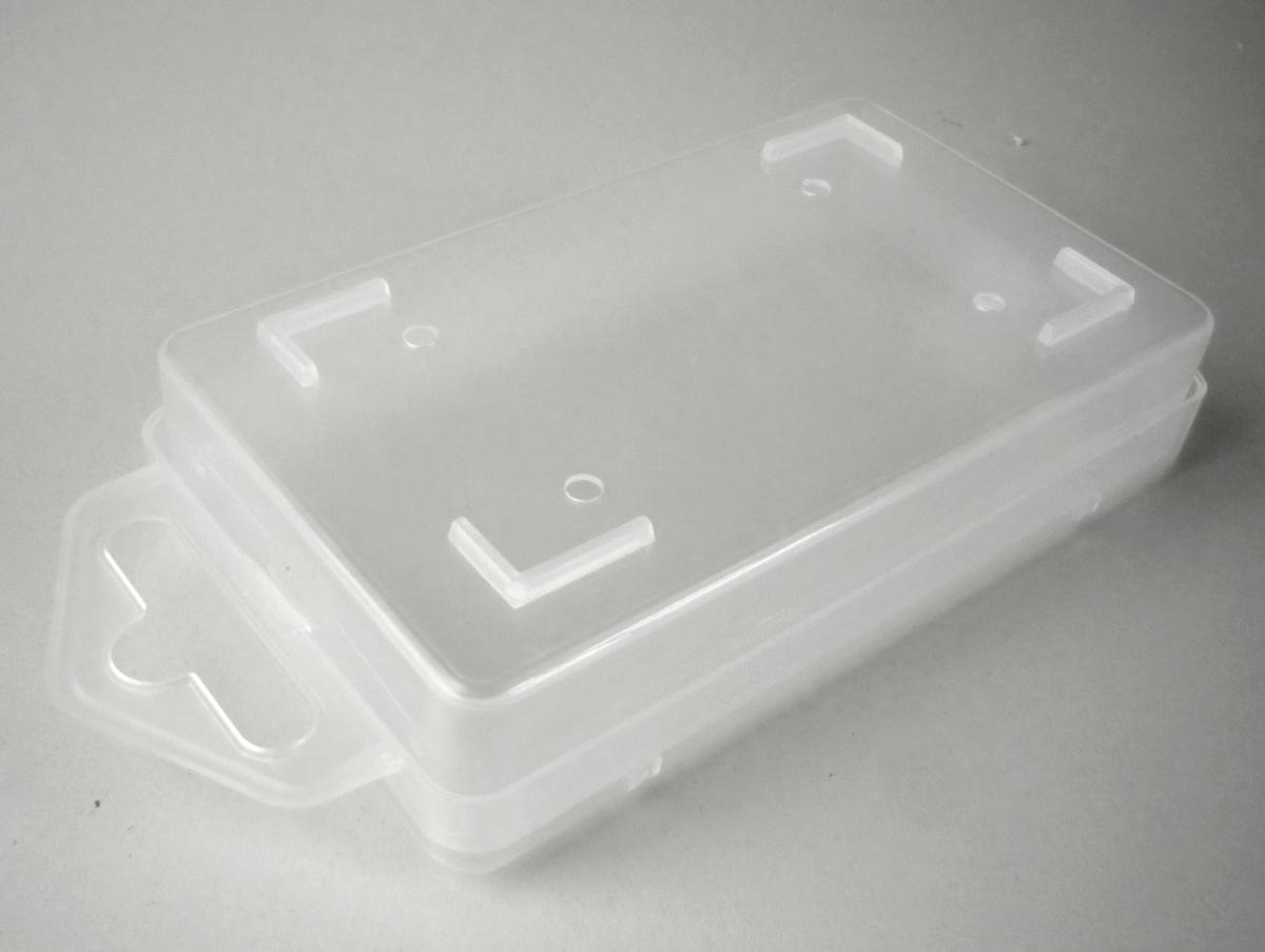 Es handelt sich um eine Schachtel (Artikelnummer 5480191777, Kunststoffbox) aus formgepresstem, milchig-transparentem Kunststoff im Sinne der Anmerkung 1 zu Kapitel 39. Die etwa 107 x 62 x 20 mm große, an der Unterseite mit vier Bohrungen versehene Ware ist mit einem abnehmbaren Deckel versehen, an dessen oberer Schmalseite eine Aufhängevorrichtung mit Eurolochung angebracht ist.
 
Derartige Erzeugnisse werden zolltariflich als "Transport- oder Verpackungsmittel aus Kunststoffen, nicht von den Codenummern 3923 1010 00 0 bis 3923 1090 10 0 erfasst" eingereiht.