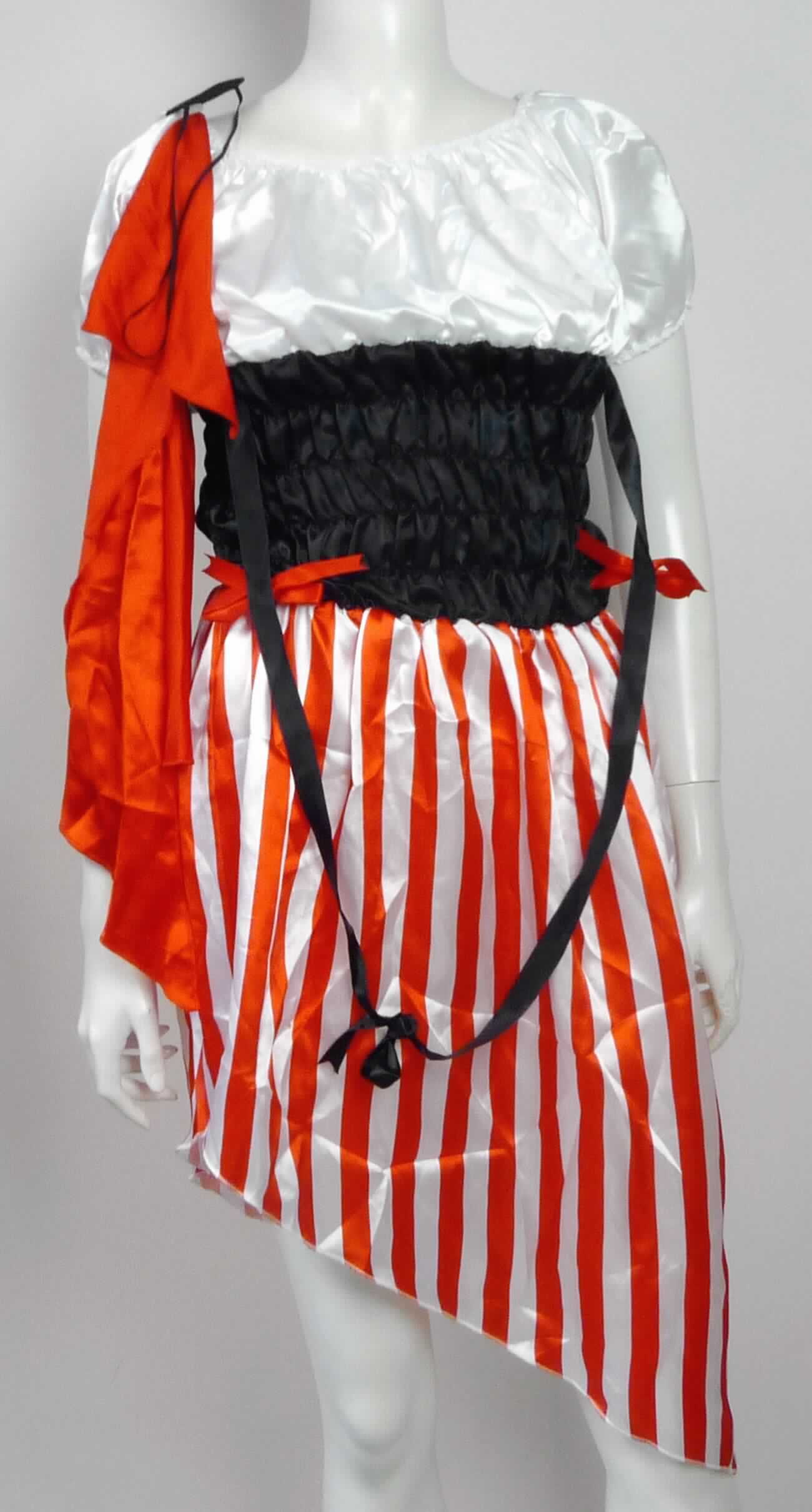 Karnevalskostüm Piratin, sog. Faschingskostüm für Damen, Größe 36/38, Foto siehe Anlage,
- Zusammenstellung, bestehend aus einem Kleid, einem Kopftuch und einem Karnevalsartikel (Augenklappe),
- gemeinsam in einem Polybeutel für den Einzelverkauf aufgemacht und zur Befriedigung eines speziellen Bedarfs 
  zusammengestellt,
- Kleid:
-- aus ca. 0,2 mm dicken, verschiedenen einfarbigen Geweben aus laut Antrag 100 % Polyester (synthetische 
   Chemiefasern),
-- über den Schritt reichend (mit einer Rückenlänge von ca. 80 cm bis ca. 102 cm; zur linken Seite hin länger 
   gearbeitet),
-- mit einem U-Boot-förmigen Halsausschnitt,
-- ohne Öffnung und ohne Verschluss,
-- mit kurzen Ärmeln,
-- im Bereich der Taille elastisch gerafft und mit angenähten Bindebändern ausgestattet,
-- am unteren Rand durch Überwendlichnähte gesäumt,
-- kann ohne ein weiteres, den Unterkörper bedeckendes Kleidungsstück getragen werden,
-- gehört als Maskenkostüm aus Spinnstoffen nicht zum Warenkreis der Position 9505,
- Kopftuch:
-- aus ca. 0,2 mm dicken, einfarbigen Geweben aus laut Antrag 100 % Polyester,
-- dreieckig, mit einer Länge von ca. 92 cm und einer Breite von bis zu ca. 44 cm,
-- mit einem Aufdruck verziert,
-- an den Rändern durch Überwendlichnähte gesäumt (somit konfektioniert),
- Karnevalsartikel (Augenklappe):
-- annähernd trapezförmig mit abgerundeten Ecken, mit einer Länge von bis zu ca. 7 cm und einer Breite von bis 
   zu ca. 5 cm,
-- doppellagig gearbeitet, aus augenscheinlich Filz,
-- mit einem elastischen Band zur Befestigung am Kopf versehen, 
- das Kleid verleiht der Warenzusammenstellung im Hinblick auf den Umfang und die Verwendung ihren 
  wesentlichen Charakter.

"Kleid, aus Geweben, für Frauen, aus synthetischen Chemiefasern"