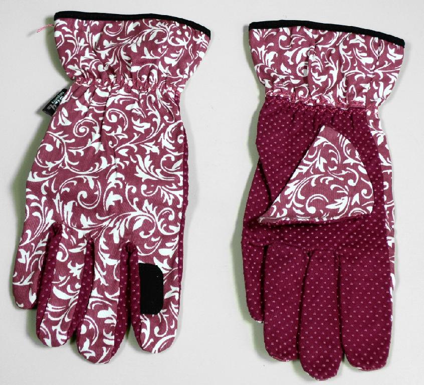 Fingerhandschuhe, sog. Gartenhandschuh soft, Größe M, Foto siehe Anlage,
- an einer bedruckten Pappkarte befestigt,
- als Fünffingerhandschuhe gearbeitet,
- aus verschiedenen, bedruckten bzw. einfarbigen, rutschhemmend mit Kunststoffnoppen bedruckten
  Geweben aus Spinnstoffen,
- auf dem Zeigefinger jeweils mit einem kleinen, aufgenähten Zuschnitt aus augenscheinlich Vlies-
  stoffen verstärkt,
- im Bereich des Handgelenks elastisch verengt,
- am Stulpenrand mit einem schmalen Streifen aus Gewirken aus Spinnstoffen eingefasst.

"Fingerhandschuhe aus Geweben"
