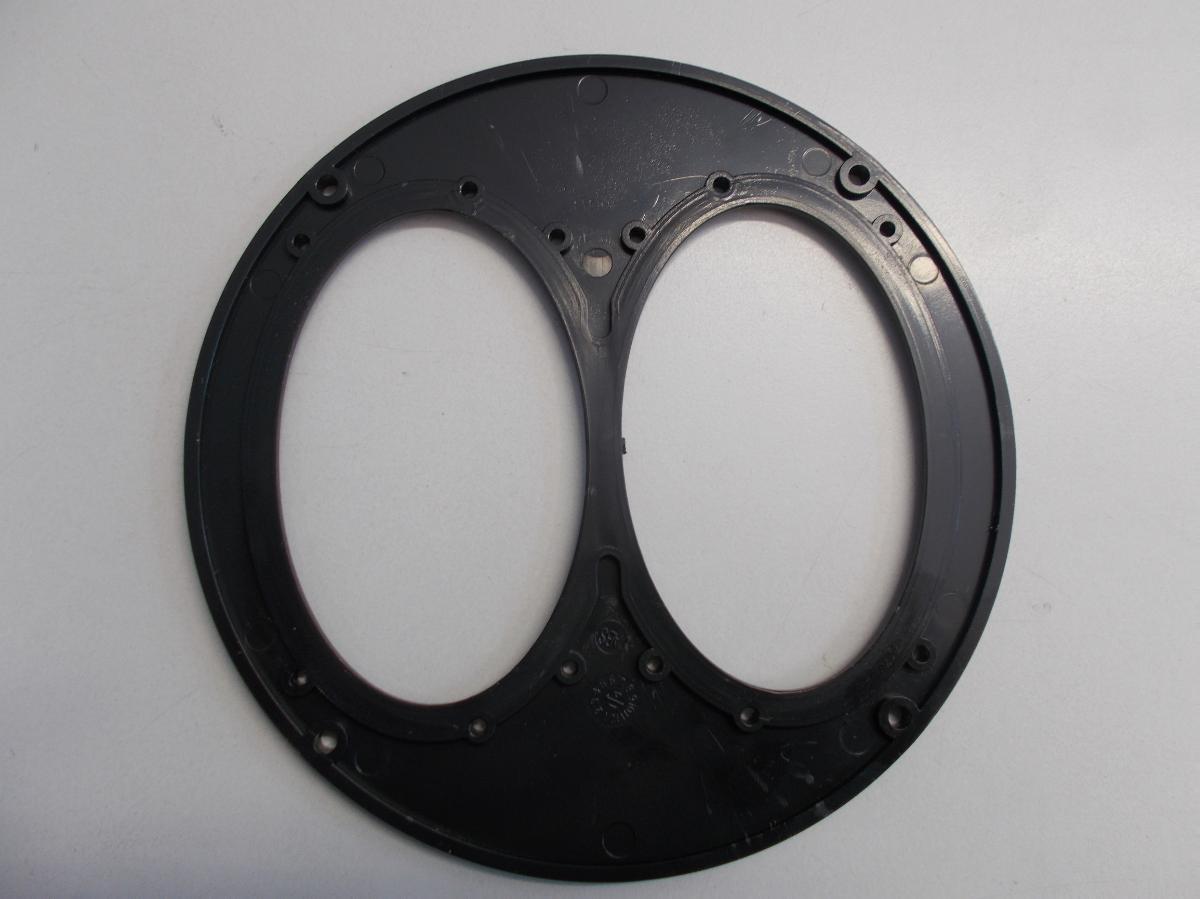 Schallwand für Lautsprecher
- aus einer kreisrunden Kunststoffscheibe (Durchmesser: 165 mm) mit zwei ellipsenförmigen
  Aussparungen zur Aufnahme von je einem Lautsprecher, 12 Bohrungen zur Befestigung von
  Lautsprechern und vier Bohrungen zur Befestigung der Schallwand, Abbildung siehe Anlage,
- erkennbar ausschließlich zur Aufnahme von zwei Lautsprechern und zur Verwendung als Schallwand
  in einem Mehrfachlautsprecher.

"Teil, erkennbar ausschließlich für Mehrfachlautsprecher bestimmt (sog. Schallwand für Lautsprecher)"