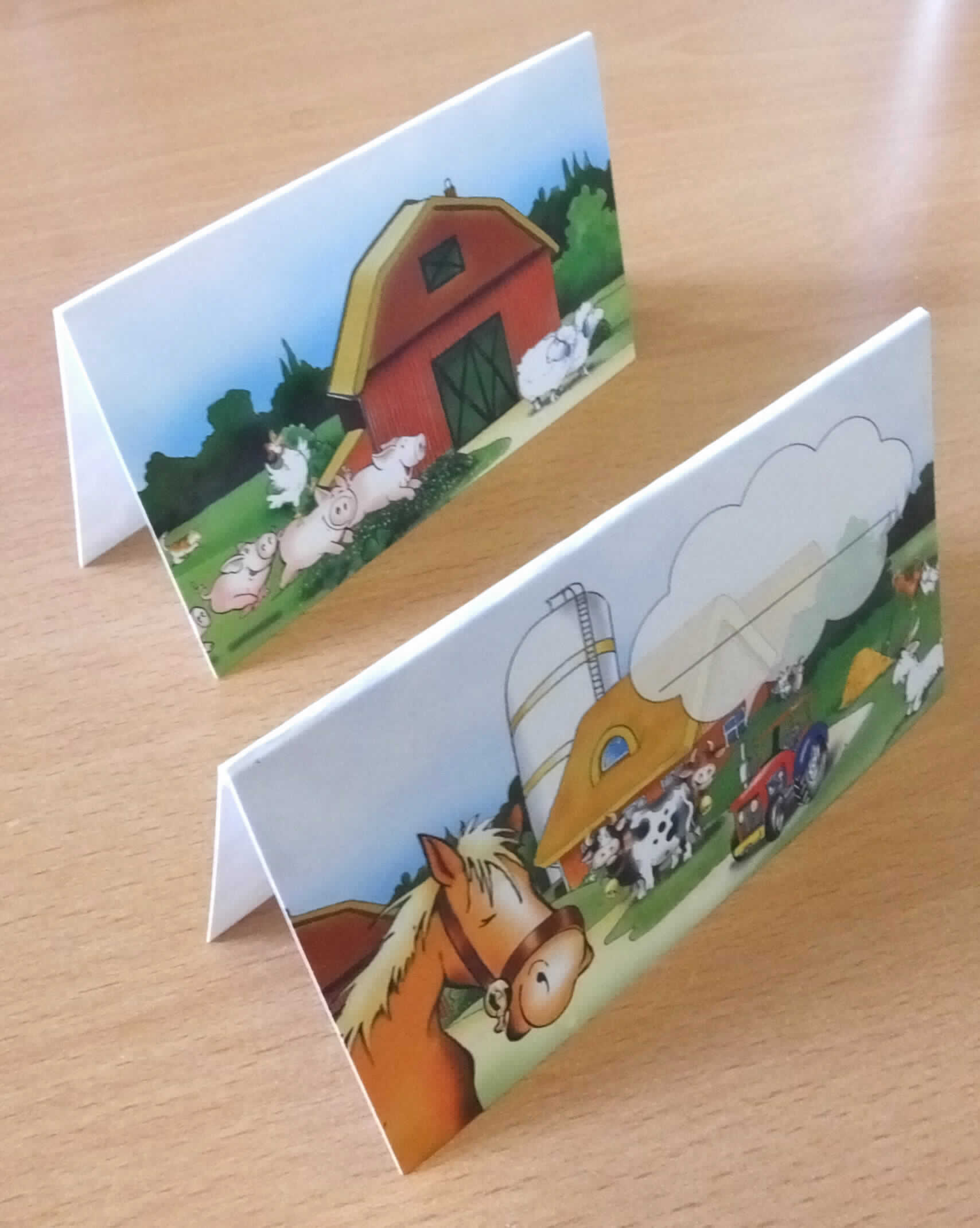 Bei der vorgelegten Ware handelt es sich um sechs Zuschnitte aus Kartonpapier (Format etwa 9,7 x 11,3 cm, gerillt). Die Zuschnitte sollen zu einem dachförmigen Aufsteller gefaltet werden, dessen Schauseiten neben der comicartigen Abbildung einer Bauernhofszenerie im Wesentlichen mit einer Linie zum handschriftlichen Eintragen eines Namens bedruckt sind. Die Erzeugnisse sollen als Tischkarten verwendet werden, wobei die Aufdrucke im Hinblick auf die eigentliche Zweckbestimmung der Karten als Schreibwaren nur nebensächlicher Art sind. Die Waren sind in einem Headerbeutel mit Eurolochung verpackt.

Abbildung siehe Anlage.

Derartige Waren gehören als "andere Waren des Papierhandels, aus Papier oder Pappe" zur Codenummer 4820 90 00 00 0 des Zolltarifs.