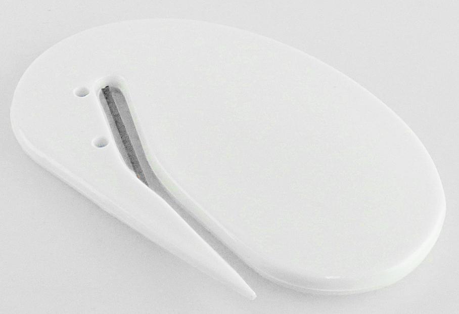 "Brieföffner"

- mit freiem Arm zu handhabendes Erzeugnis, bestehend aus einem gebogenen,
  flachen, spezifisch geformten Griff aus Kunststoff; an der Vorderseite des Griffes
  ist ein Haken ausgeformt, an dessen innenliegender Seite eine kleine, scharfe
  Klinge aus unedlem Metall eingesetzt ist

- Länge ca. 72 mm, Breite ca. 45 mm, Dicke ca. 4 mm

- zum Öffnen von Briefen

- in einer Kunststofffolie verpackt

Abbildung siehe Anlage.

Derartige Erzeugnisse gehören als "andere Schneidwaren (Brieföffner) mit Klinge
aus unedlem Metall" zur Unterposition 8214 1000 der Kombinierten Nomenklatur.
