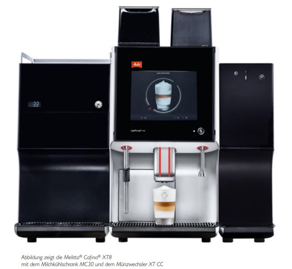 Milchkühler,
- aus einem annähernd quaderfärmigen, mittels Tür zu öffnenden Gehäuse aus Kunststoff und Metall mit
  eingebauter Kompressorkühltechnik und zwei herausnehmbaren Milchbehältern mit einer Kapazität von
  jeweils 5 Litern, mit einer Gesamtabmessung (B x T x H) von ca. 300 x 580  580 mm, ohne Seitenwände
  (unvollständig),
- mit einer Leistungsaufnahme von 150 W und einem Gewicht von 34 kg,
- zum Anbau an eine Großverbraucherkaffeemaschine, indem die Seitenwand der Kaffeemaschine
  abgenommen, der Milchkühler direkt daran angebaut, die Seitenwand der Kaffeenmaschine zur
  Gehäusewand des Milchkühlers umfunktioniert und anschließender der Milchbehälter mit der
  Maschine mittels Schläuchen verbunden wird,
- zum Kühlen und Frischhalten von bereits vorgekühlter Milch bestimmt.

"Anderes Gerät zur Kälteerzeugung, keine Ware der TARIC-Codes 8418 1020 10 bis 8418 5090 90,
 keine Wärmepumpe, nicht mit teilfluorierten Kohlenwasserstoffen (HFKW) vorbefüllt, unvollständig
 - sog. Milchkühler"