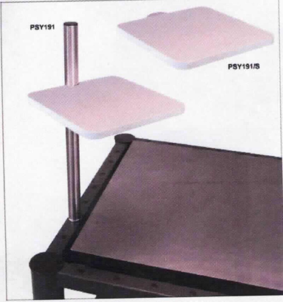 Regal für Instrumente / PSY191 und PSY191/S
- Zubehör für Labortische in zwei Ausführungen:
- - rechteckige, melaminbeschichtete, mit Kanten-Umleimer versehene Holzfaserplatte (MDF lt. Antrag-
    steller, Abmessungen für PSY191: ca. 300 x 278 mm; PSY192: ca. 300 x 500 mm), einem 
    Trägerpfosten sowie einer Befestigungshalterung aus unedlem Metall (Stahl, Aluminium), oder
- - rechteckige, melaminbeschichtete, mit Kanten-Umleimer versehene Holzfaserplatte (MDF lt. Antrag-
    steller, Abmessungen für PSY191/S: ca. 300 x 278 mm; PSY192/S: ca. 300 x 500 mm) und 
    einer Befestigungshalterung aus unedlem Metall (Stahl, Aluminium),
- noch nicht zusammengesetzt,
- kann an verschiedenen Labortischen universell angebracht werden , um als Aufnahme / 
  Ablagefläche für Instrumenten zu dienen (kein erkennbares Teil eines Möbels).
(Abbildung siehe Anlage)

Der Charakter der zusammengesetzten Ware wird hinsichtlich der Bedeutung für die Verwendung und des Umfanges durch das Holz bestimmt.

"Andere als von den Positionen 4401 bis 4420 erfasste Ware aus Holz, kein Kleiderbügel, nicht aus Bambus, aus Faserplatten (zusammengesetzte Ware aus Holz -charakterbestimmend- und unedlem Metall)"