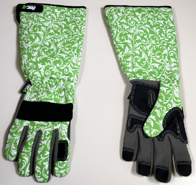 Fingerhandschuhe, sog. Gartenhandschuh rose, Größe M, Foto siehe Anlage,
- an einer bedruckten Pappekarte befesetigt,
- als Fünffingerhandschuhe gearbeitet,
- mit einer Handinnenseite, Fingerzwischenräumen und einem kleinen Zuschnitt auf der Zeige-
  fingeraußenseite aus einem mit Bindemittel verfestigten Vliesstoff aus Spinnstoffen (Meterware der
  Position 5603),
- mit einem überwiegenden Teil des Handrückens aus einem dreilagigen Flächenerzeugnis der
  Position 5906 mit einer charakterbestimmenden Außenlage aus bedruckten Geweben, einer Zwischen-
  lage aus Zellkautschuk (laut Antrag: Neopren) und einer Innenlage aus einfarbigen Gewirken; mit einem
  Quadratmetergewicht von augenscheinlich weniger als 1.500 Gramm; die textilen Flächenerzeugnisse
  sind beidseitig aufgebracht und dienen damit nicht nur der Verstärkung (somit keine Ware des
  Kapitels 40),
- mit einem ca. 3,5 cm breiten Einsatz im Bereich der Fingerknöchel aus einem dreilagigen Flächen-
  erzeugnis der Position 5906 mit einer Außen- und Innenlage aus einfarbigen Gewirken sowie einer
  Zwischenlage aus Zellkautschuk.
- im Bereich der Handinnenfläche, der Daumeninnenseite sowie der Spitzen der Fingerinnenseiten mit
  aufgenähten Zuschnitten aus mit einem undichten Gewirke unterlegten Zuschnitten aus augenschein-
  lich Zellkunstsoff (Meterware des Kapitels 39),
- am Handgelenk elastisch verengt,
- mit einer zum Schutz des Unterarms länger gearbeiteten Stulpe aus dem o. g. Flächenerzeugnis der
  Position 5906; mit einem Klettriegel zu verengen,
- am Rand der Stulpe mit einer schmalen Randeinfassung aus einfarbigen Gewirken aus aus Spinn-
  stoffen,
- im Hinblick auf die Verwendung als Gartenhandschuhe sind die Gewebe sowie die die Handinnenseite
  bildenden Vliesstoffe aus Spinnstoffen und der Kunststoff gleichbedeutend, im Hinblick auf den Umfang
  überwiegen jedoch die Vliesstoffe und Gewebe aus Spinnstoffen.

"Fingerhandschuhe, aus Vliesstoffen und Geweben"