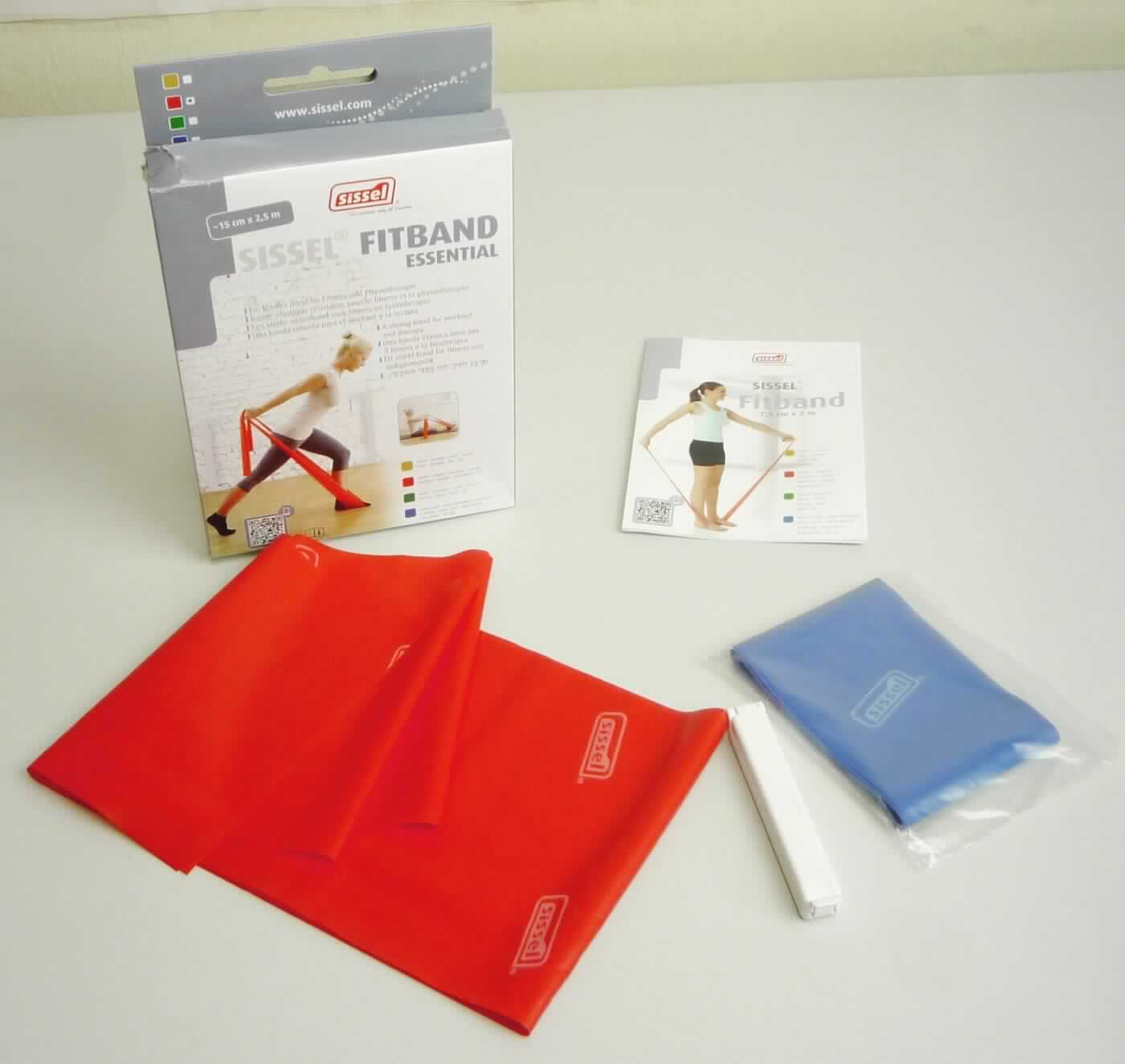 Nach den Angaben des Antragstellers handelt es sich um ein Fitnessband aus Kautschuk. Die Laboruntersuchung ergab, dass es sich um eine Warenzusammenstellung bestehend aus einem rechteckigen, elastischen, einfarbigen Streifen aus vulkanisiertem Naturkautschuk und einem weißen Befestigungsclip aus Kunststoff handelt. Der Streifen weist eine Länge von ca. 2,5 m und eine Breite von ca. 14,8 cm auf und ist auf einer Seite mehrmals mit dem Schriftzug "Sissel" versehen. Die beiden Waren sind mit einem Produktinformationsheft in einem Kunststoffbeutel verpackt, der sich in einer Pappfaltschachtel in Aufmachung für den Einzelverkauf befindet. In Hinblick auf den Warenwert, den Umfang und die Verwendung der Ware wird der Kautschukstreifen als charakterverleihend für die Warenzusammenstellung angesehen. 

Aufgrund der neutral gestalteten, einfachen geometrischen Form des Streifens ist er nicht als Gegenstand für die allgemeine körperliche Ertüchtigung erkennbar und wird daher nach stofflicher Beschaffenheit als anderer Streifen aus Vollkautschuk in die Codenummer 4008 2190 00 0 eingereiht.