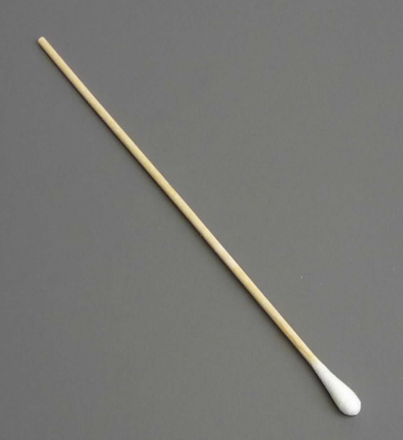 Wattestäbchen, sog. Holzwatteträger mit Watte, Art. REF 72.000.05.001, Foto siehe Anlage,
- mit einer Länge von laut Antrag 15 cm,
- aus einem tropfenförmigen Wattetupfballen mit einem Durchmesser von bis zu 5 mm aus laut Untersuchungs-
  ergebnis gebleichter, hydrophiler Baumwolle, der an einem Ende eines Stäbchens aus laut Antrag Holz befestigt 
  ist,
- durch Zusammenfügen konfektioniert,
- im Hinblick auf die Verwendung verleiht der Wattetupfballen der Ware ihren wesentlichen Charakter.

"Waren aus Watte aus Spinnstoffen (Wattestäbchen), aus hydrophiler Baumwolle"